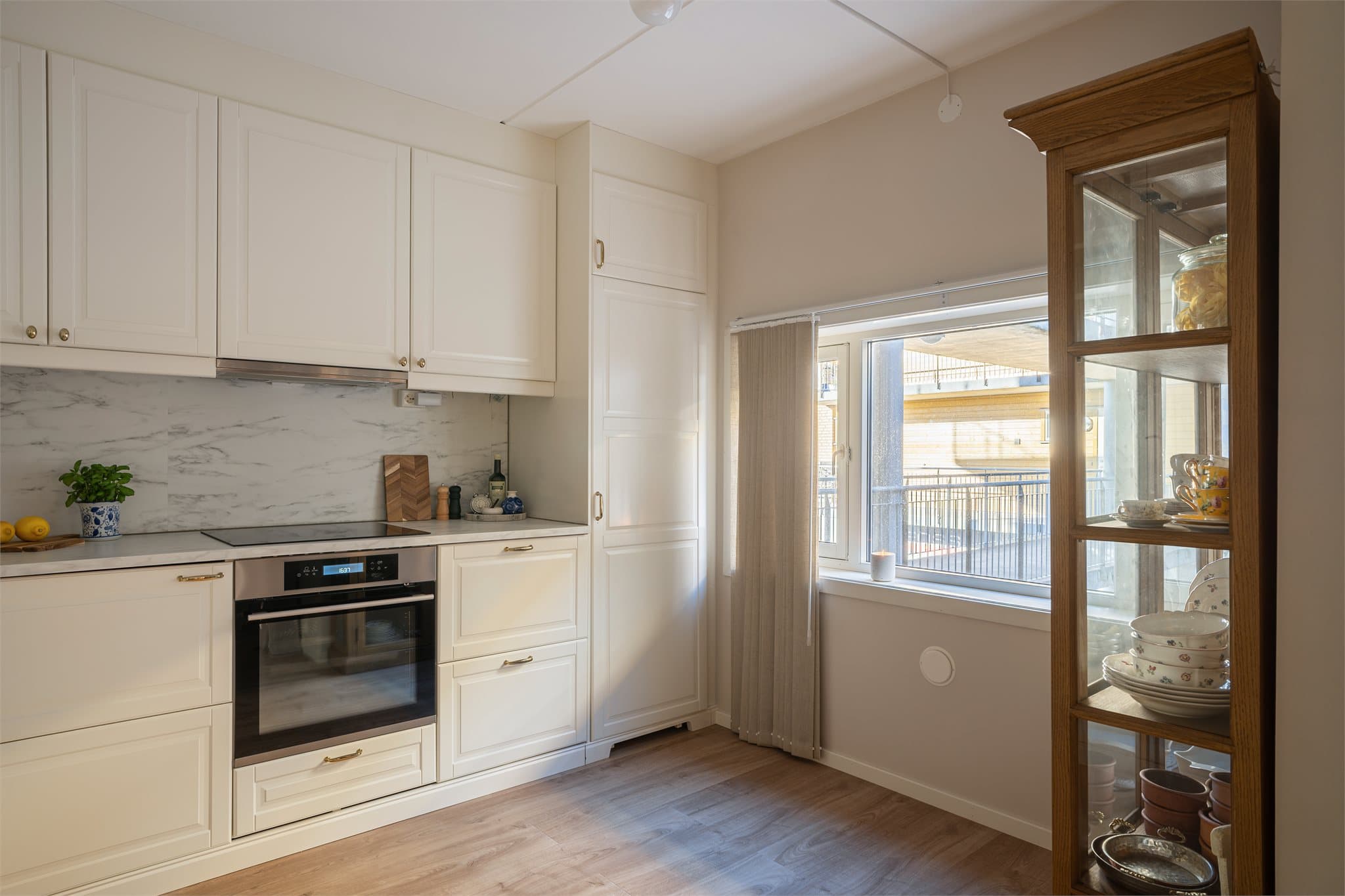 Her har du integrerte hvitevarer - stekeovn, induksjonstopp, kjøl/frys og oppvaskmaskin - samt
komfyrvakt