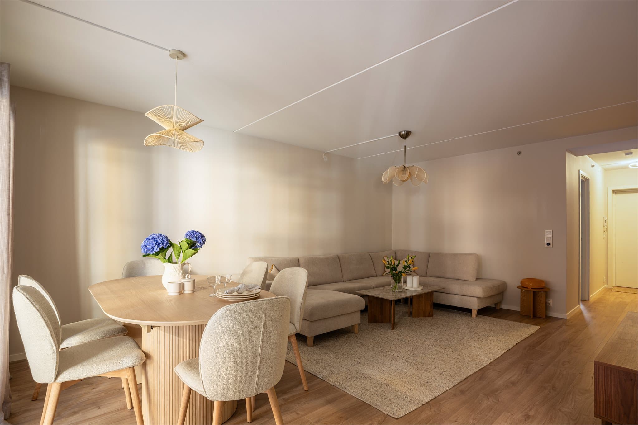 Stuen er stor og kan enkelt innredes etter egne ønsker og behov