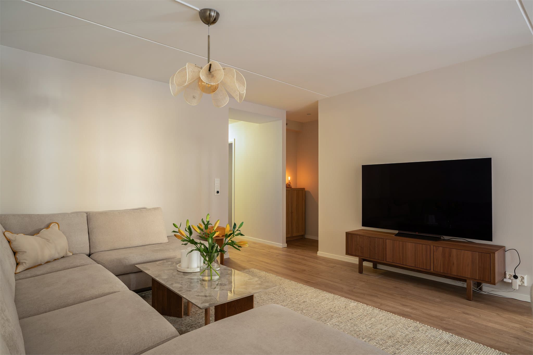 Her er det lagt et pent laminatgulv med varmefolie og temperaturstyring i de ulike sonene - en løsning som gir både komfort og effektiv oppvarming gjennom hele året