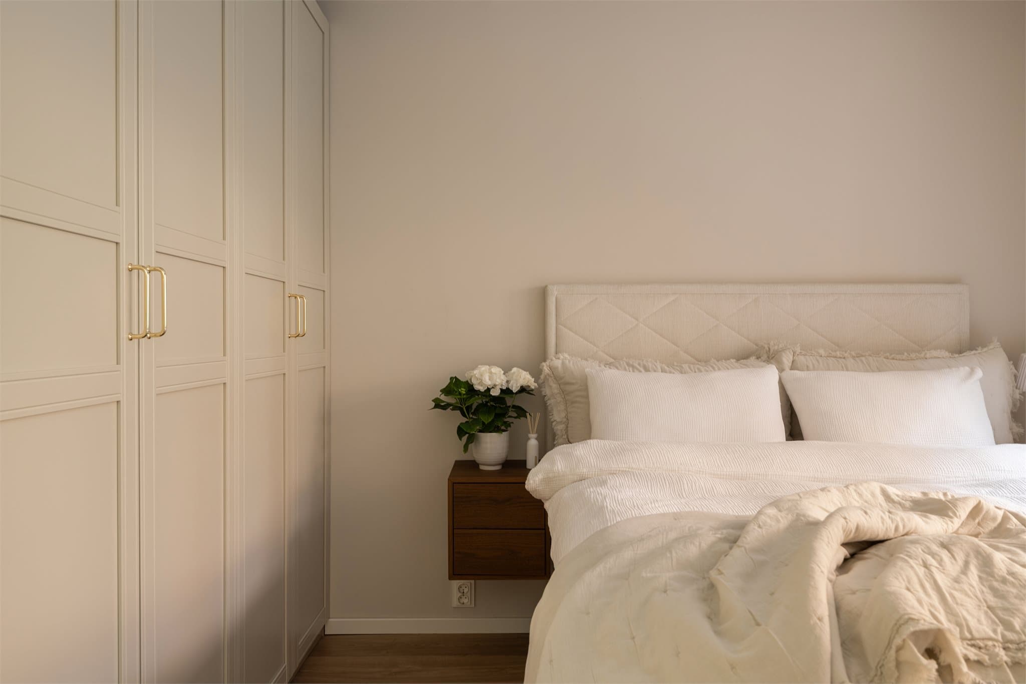 De plassbygde skapene gir ikke bare rikelig med oppbevaringsplass, men tilfører også rommet et eksklusivt og helhetlig uttrykk