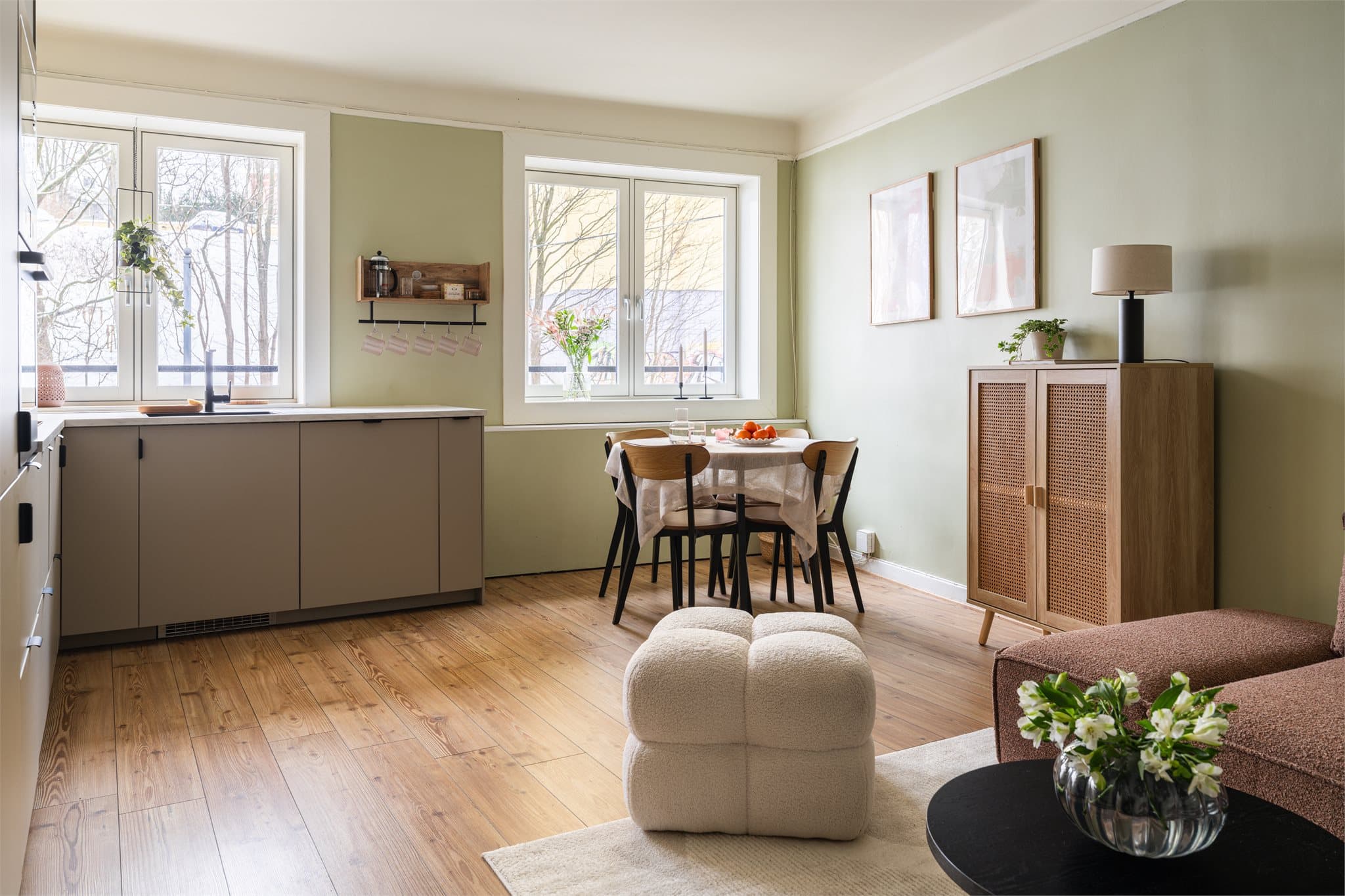 Den åpne løsningen mellom stue og kjøkken skaper en luftig og sosial atmosfære.