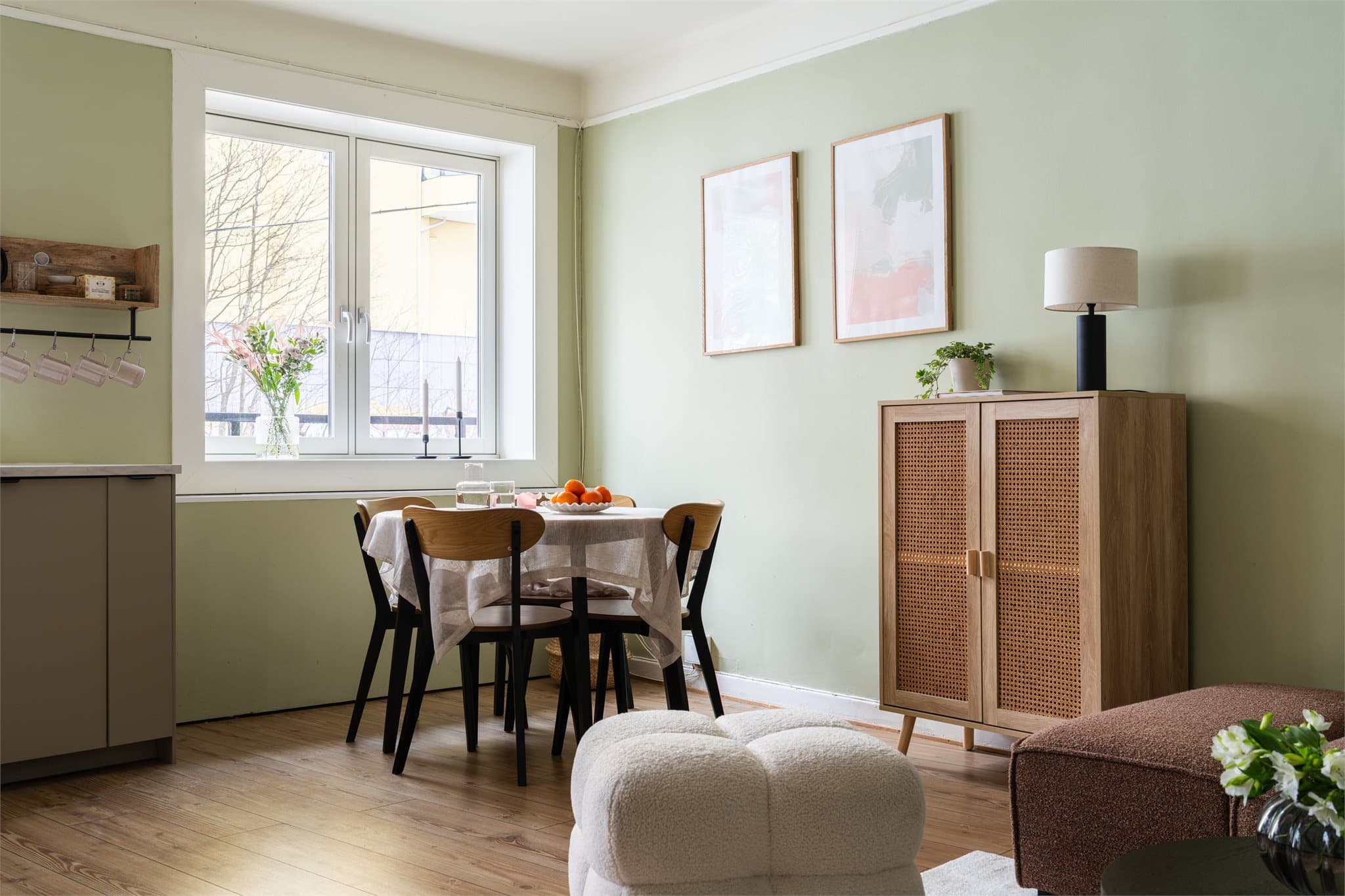 Det er en naturlig plassering for spisebord ved vinduet.