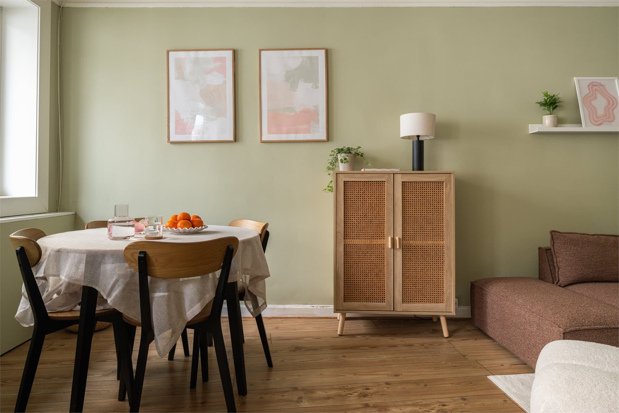 Plass til ekstra oppbevaringsmøbler i stuedelen.