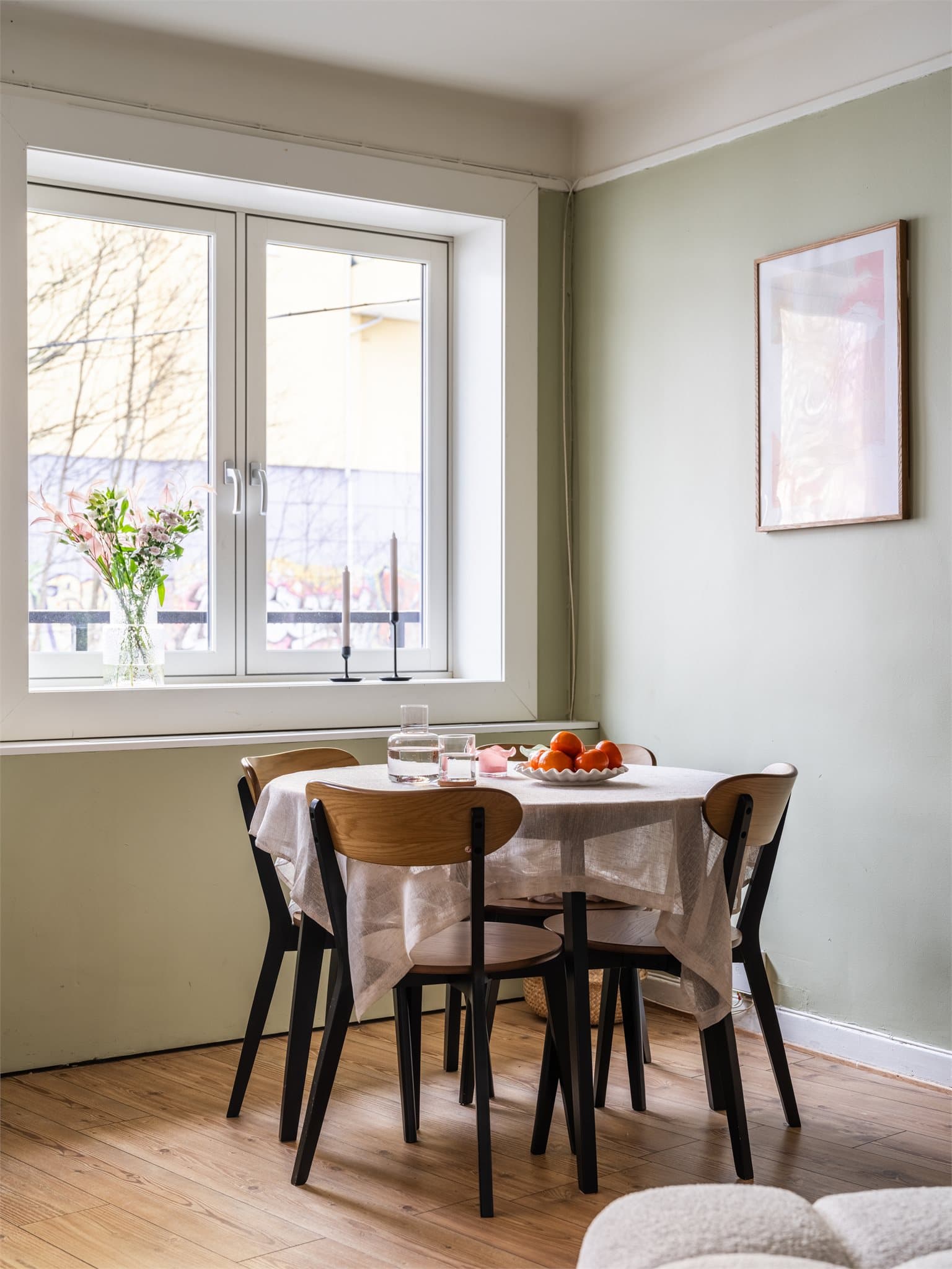 Vinduene vender mot frodige trær, noe som gir en skjermet og privat følelse.