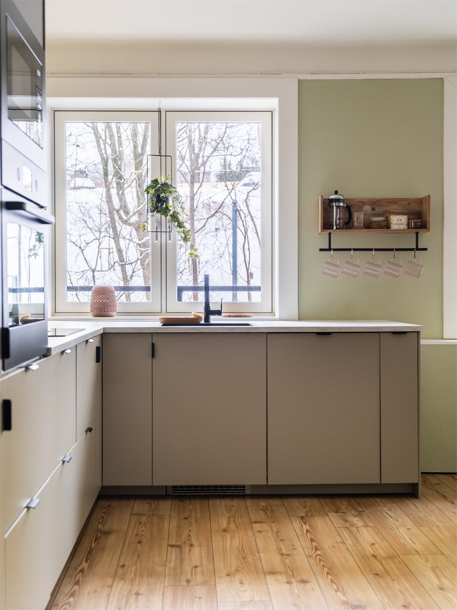 Godt med skap- og benkeplass for matlaging.