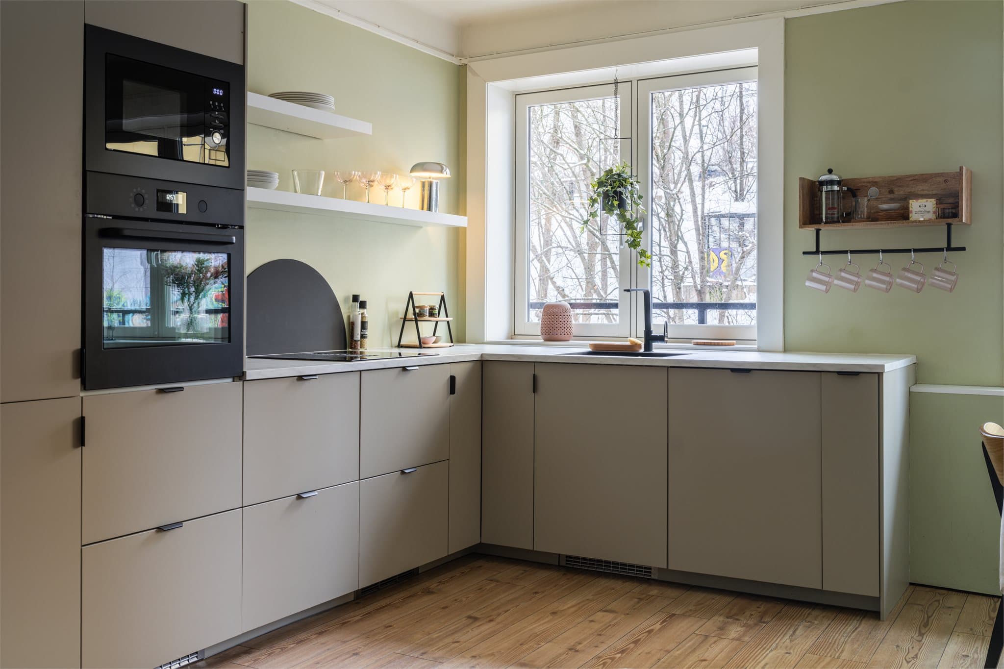 Kjøkkenet er fullt utstyrt med integrerte hvitevarer.