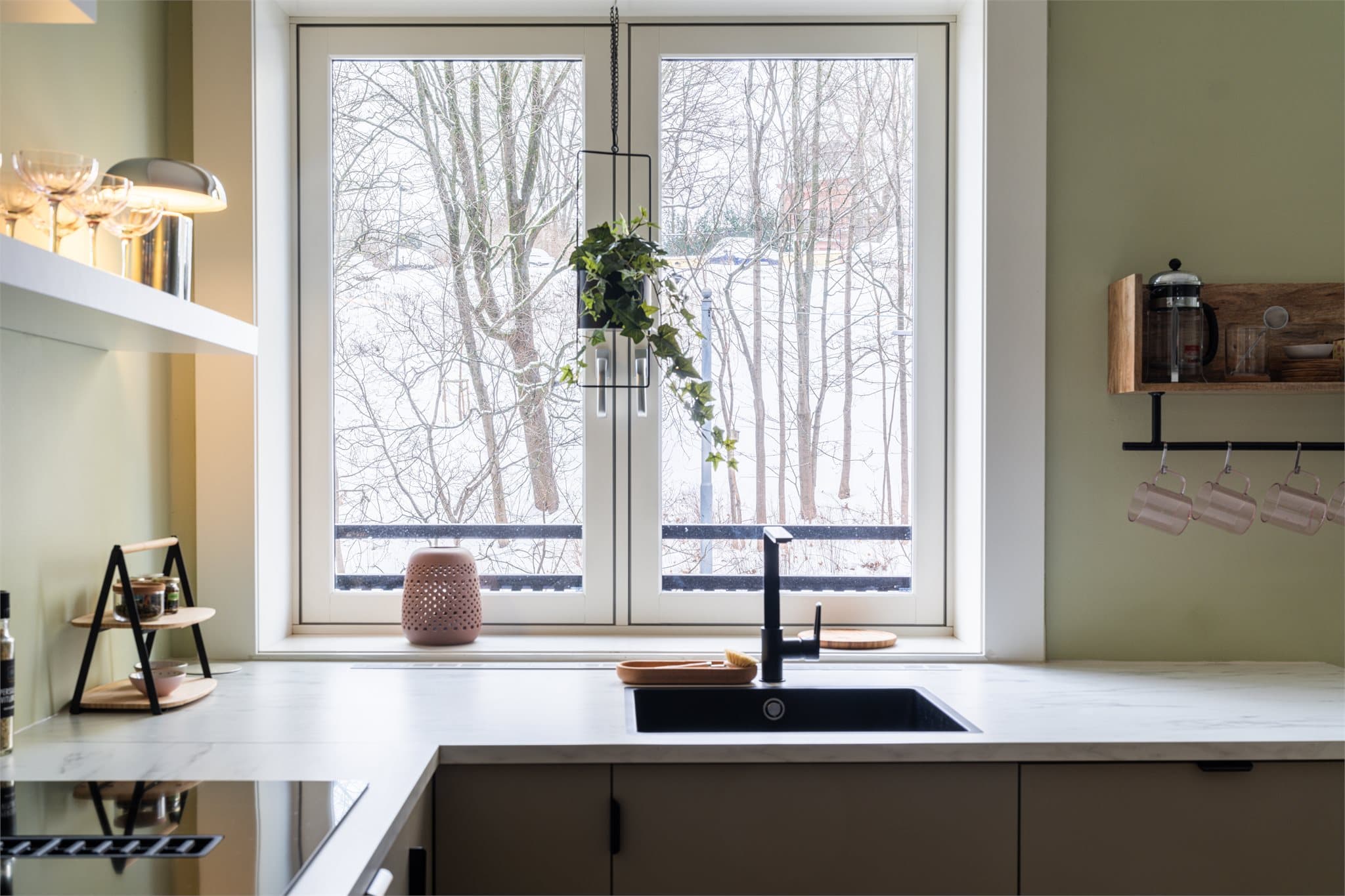 Fliser over benken beskytter veggen og forenkler renholdet.