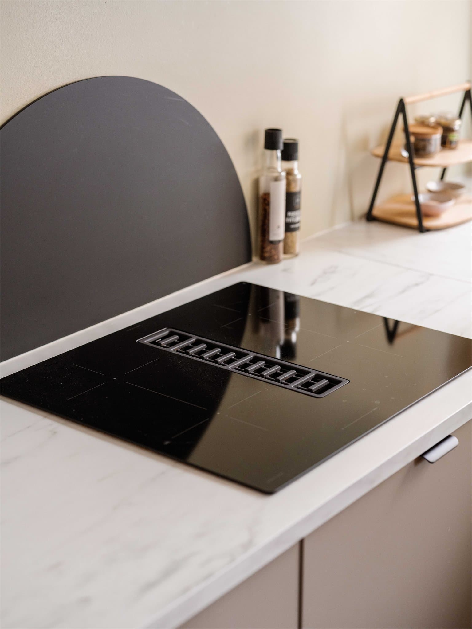 Praktisk induksjonstopp med integrert ventilator.