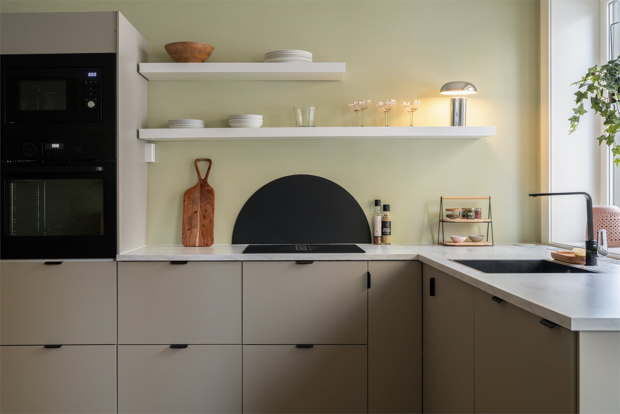 Åpne hyller gir plass til både oppbevaring og dekor.