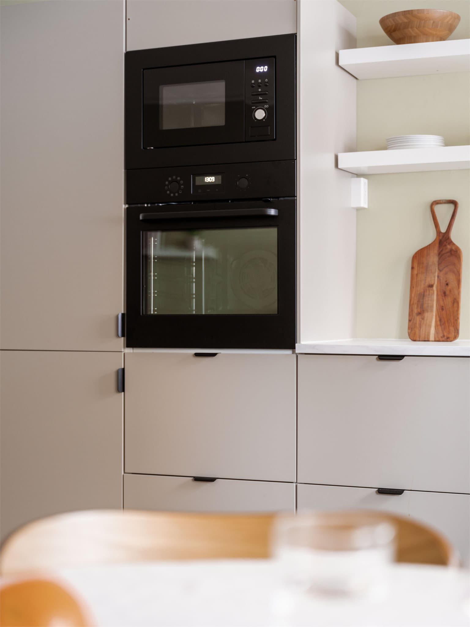 Høyskap med integrert stekeovn og mikrobølgeovn i ergonomisk høyde.