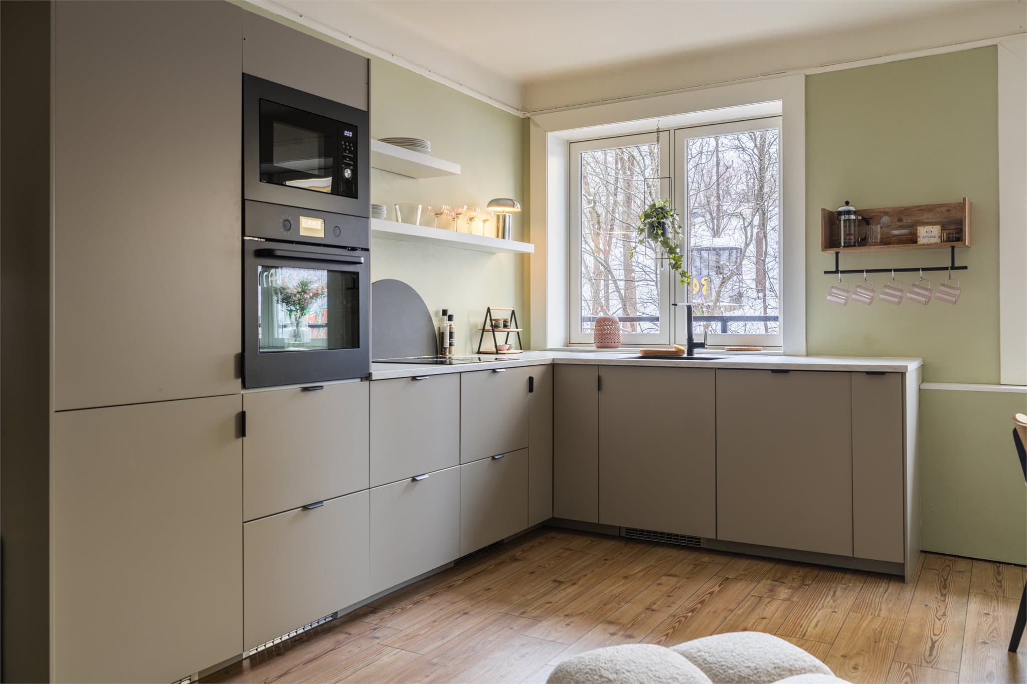 Kjøkkeninnredningen er fra 2023 og har et moderne uttrykk med glatte fronter.