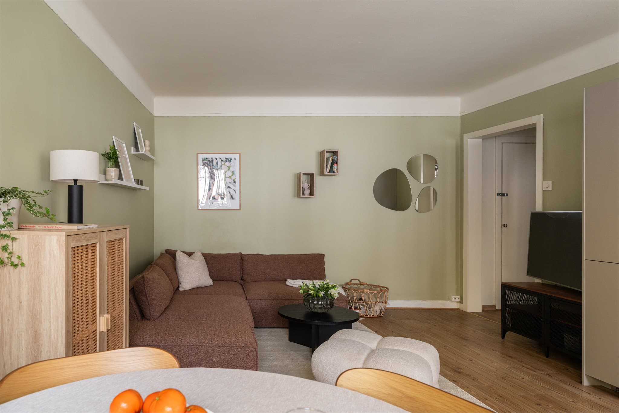 Stuen er romslig og har en fleksibel utforming som er enkel å møblere.