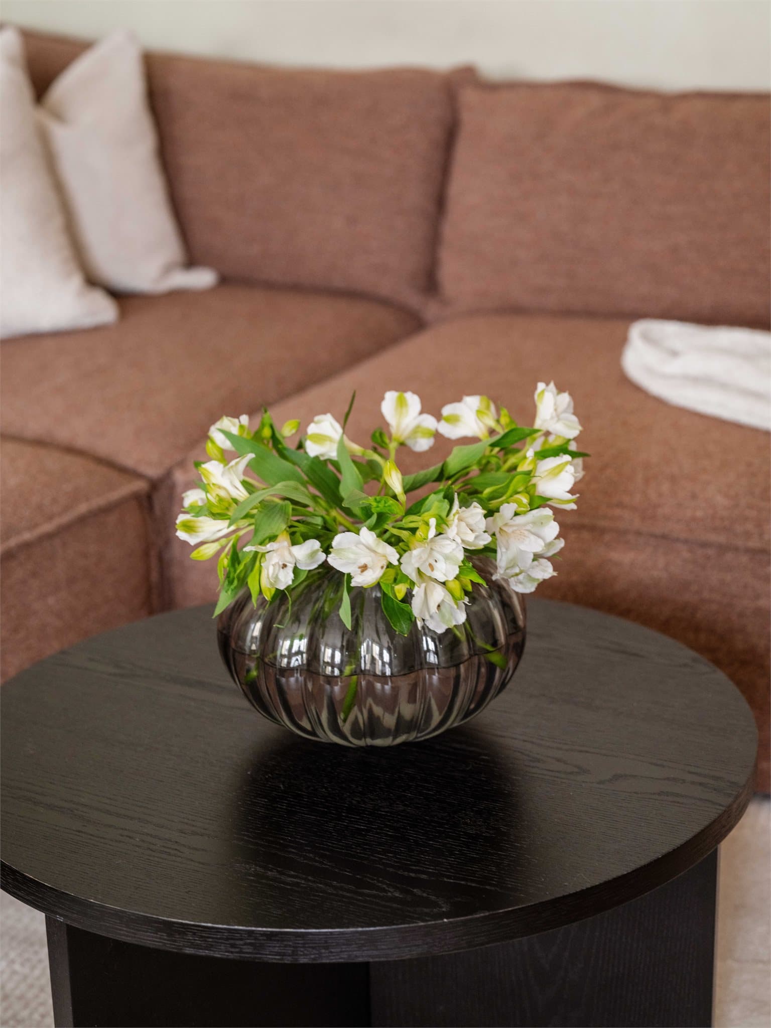 Gjennomtenkte fargevalg og materialer gir en lun stemning.