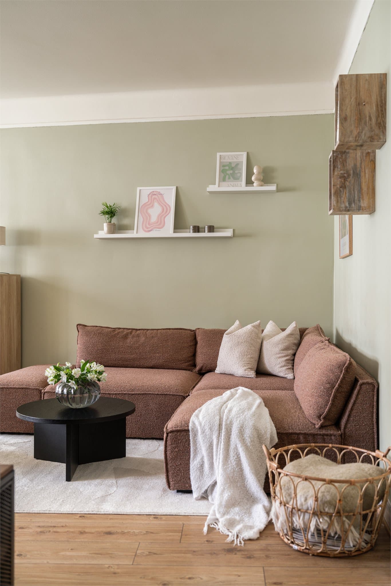 Stuen gir god plass til både sofagruppe og spisebord.