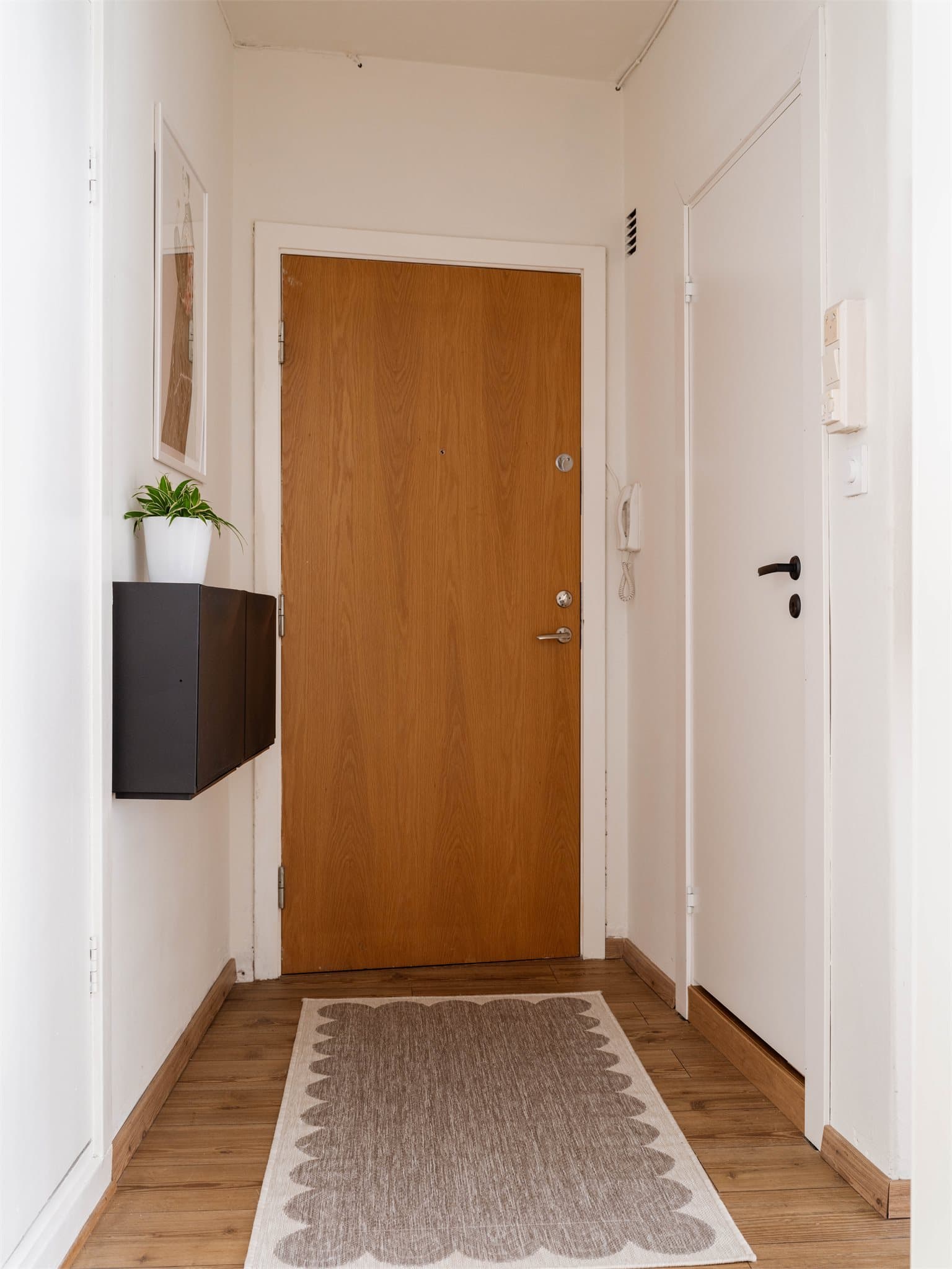 Velkommen inn i en lys entré som gir et godt førsteinntrykk.