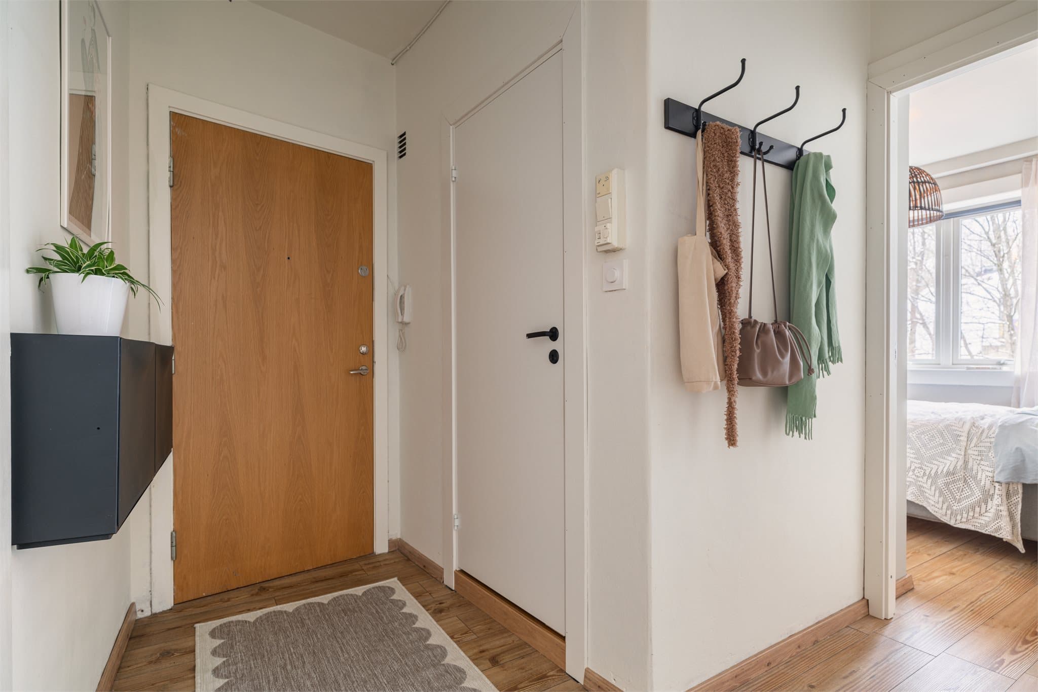 Her er det god plass til å henge fra seg yttertøy og sette fra seg sko.