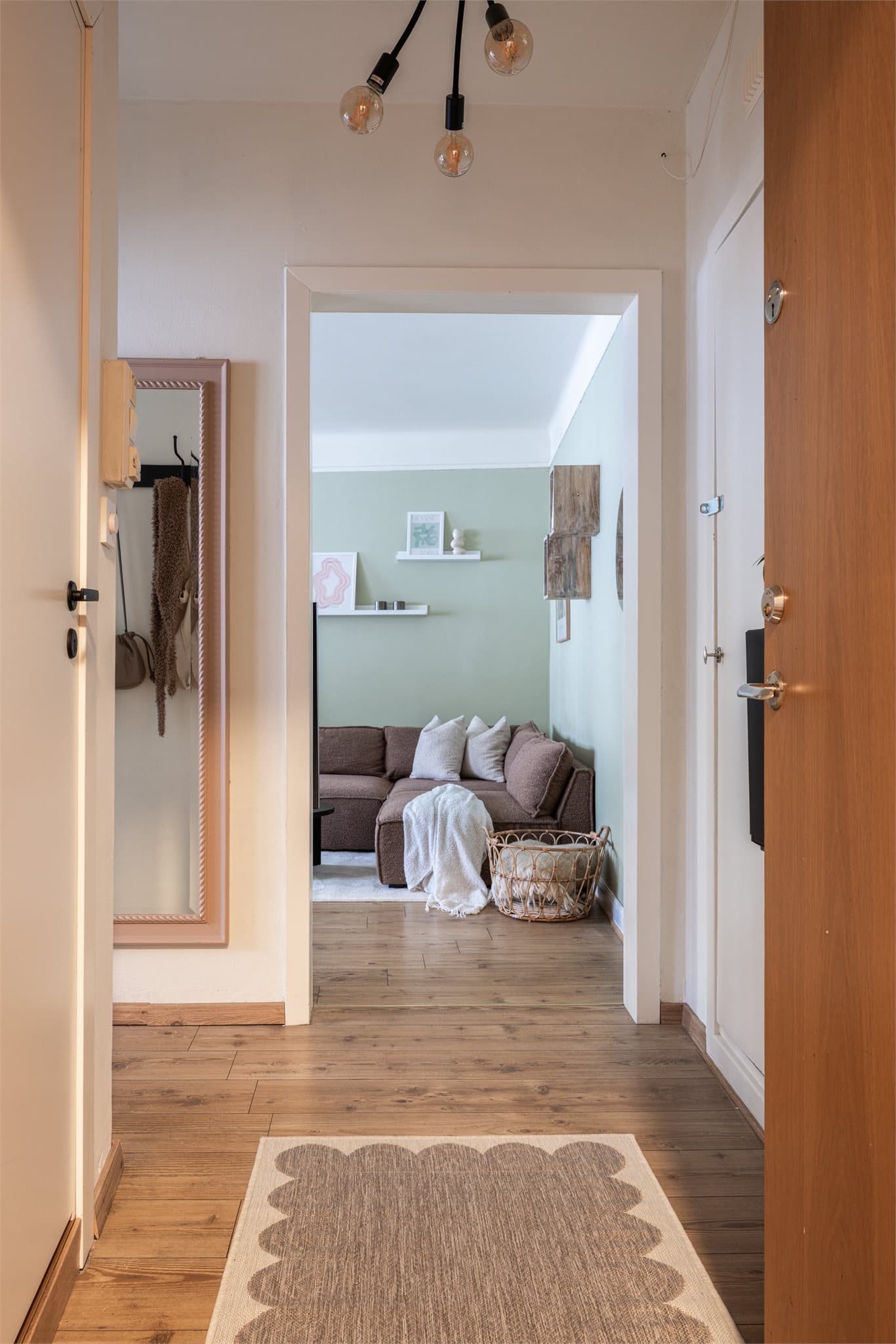 Fra gangen ledes du direkte inn i leilighetens sosiale sone.