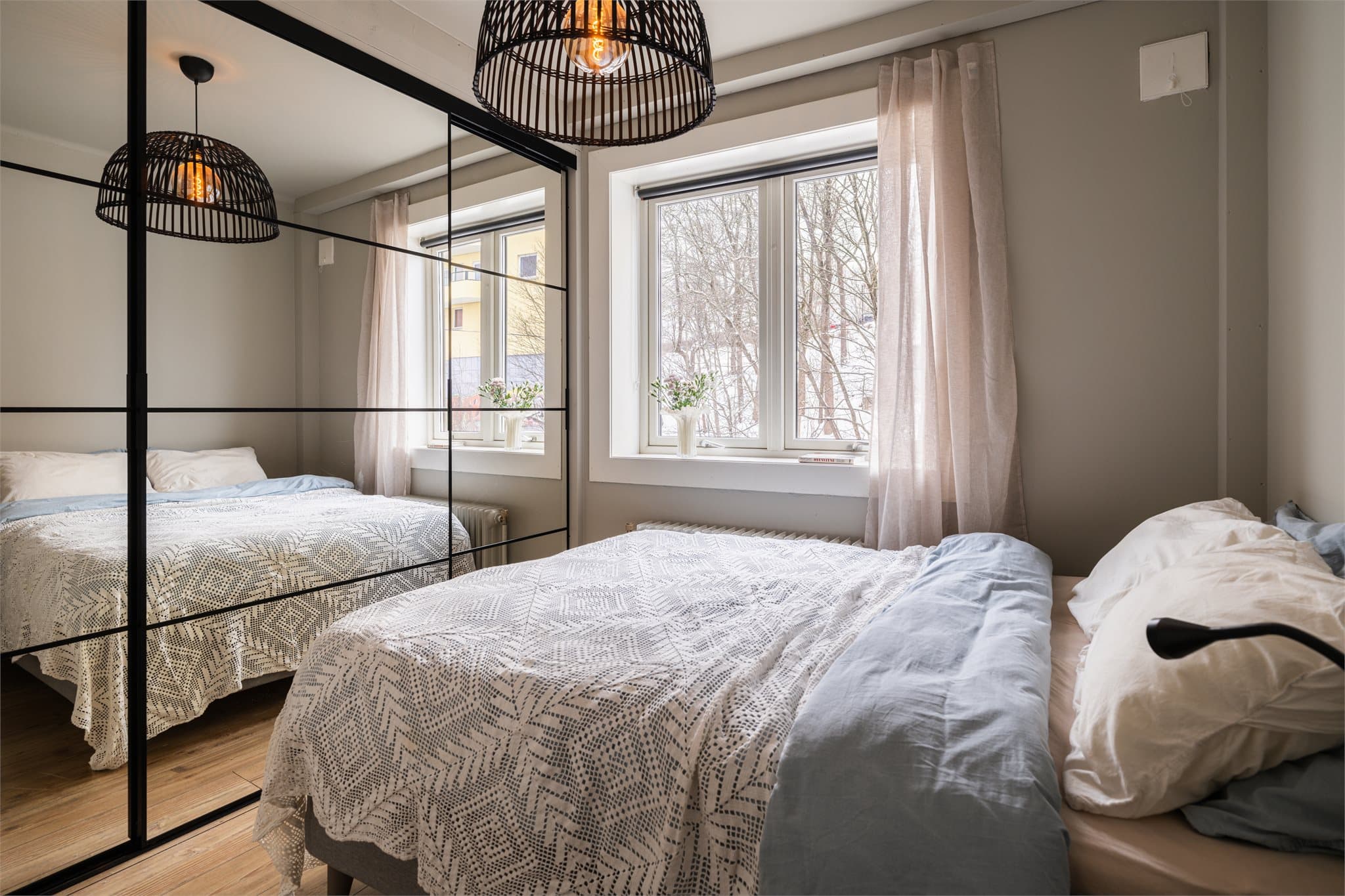 Soverommet har god plass til dobbeltseng og nattbord.