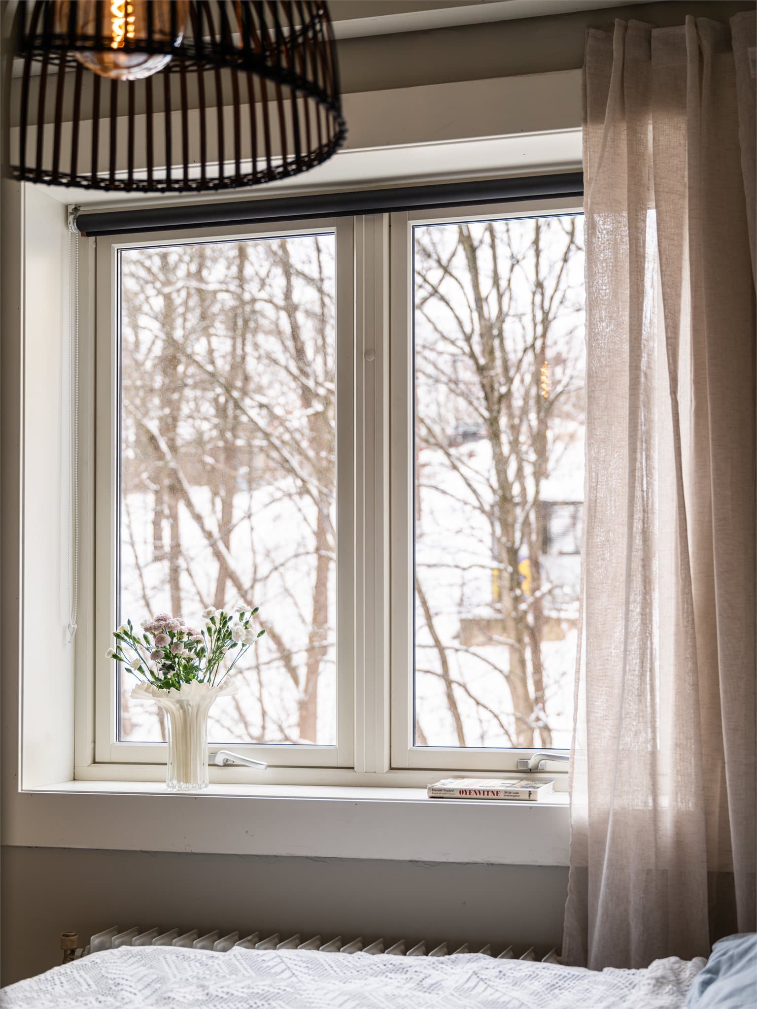 Vinduet gir godt med naturlig lys til soverommet.