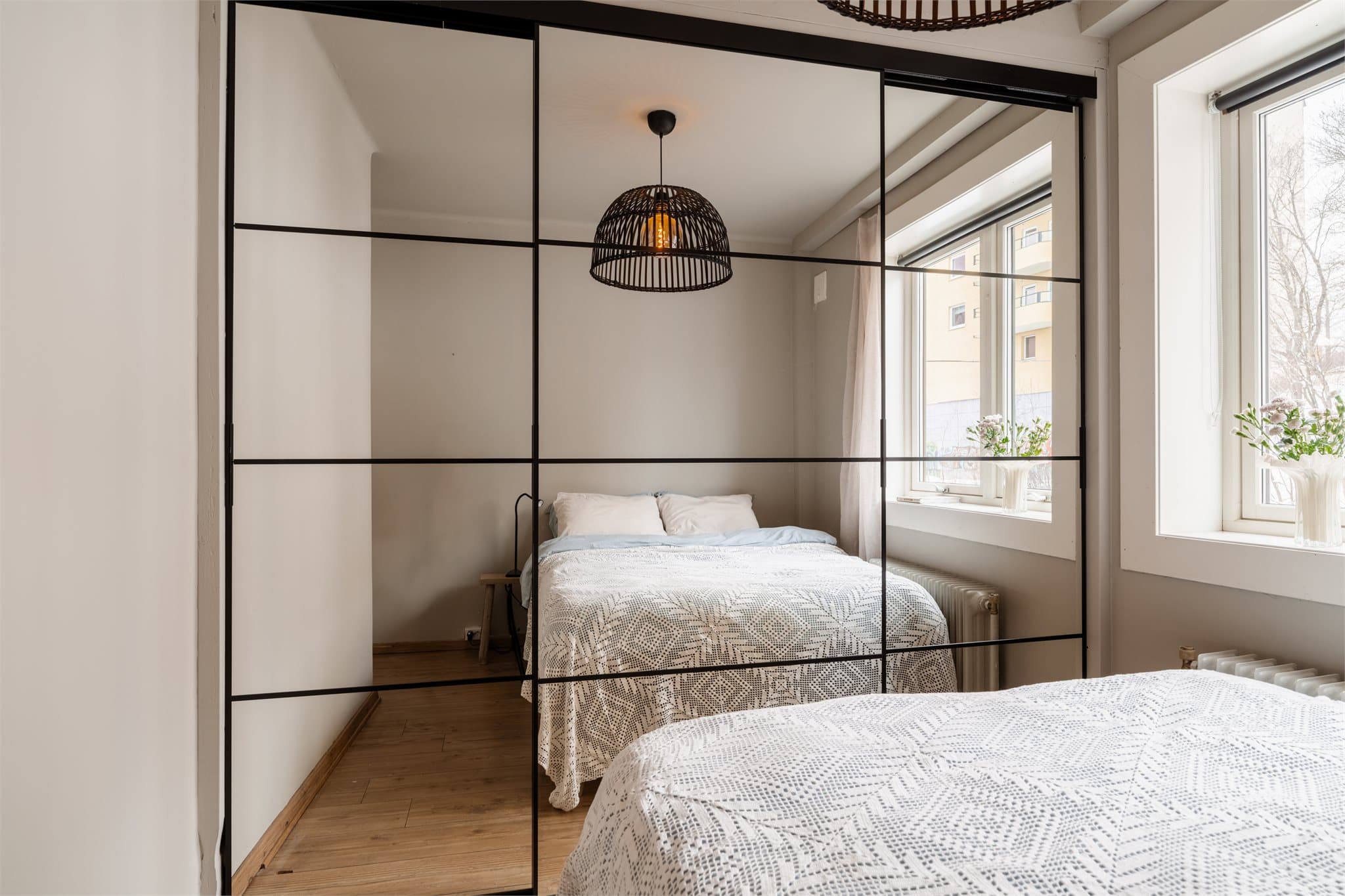 En stor skyvedørsgarderobe med speilfronter gir rikelig med oppbevaringsplass.