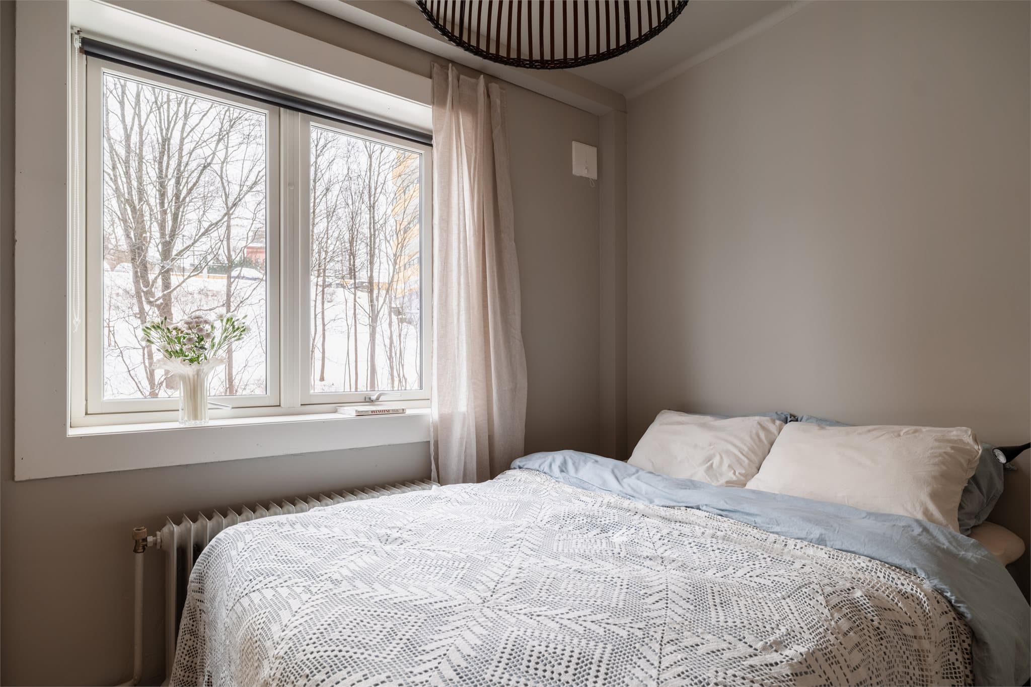 Også her vender vinduet mot et skjermet område, som sikrer en rolig atmosfære.