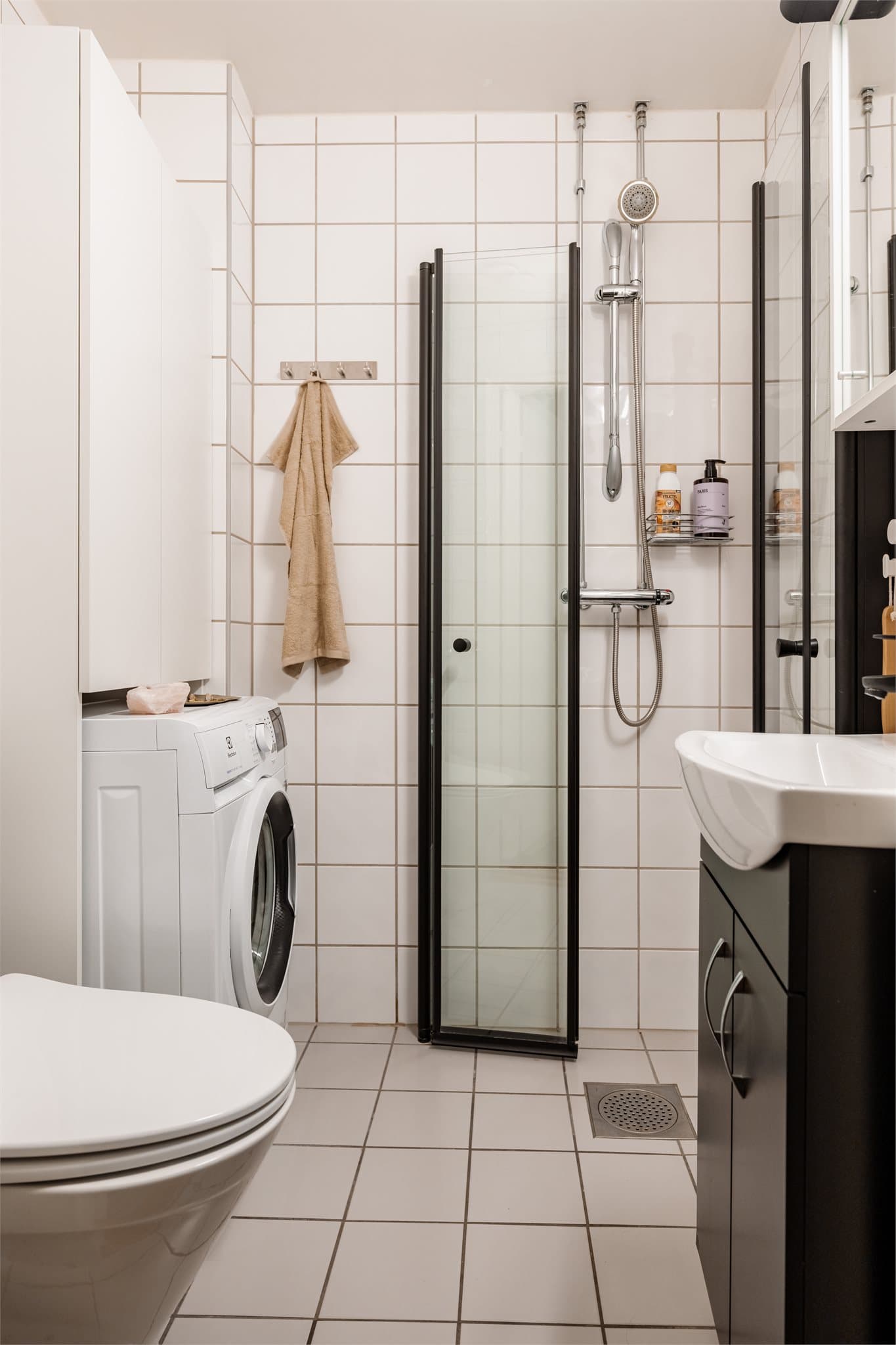 Badet er helfliset og har innredning fra 2005.