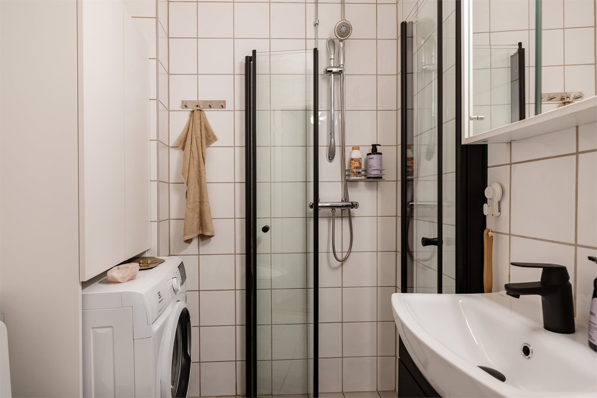 Her er det dusjhjørne med innfellbare dører, servant med underskap og speilskap.