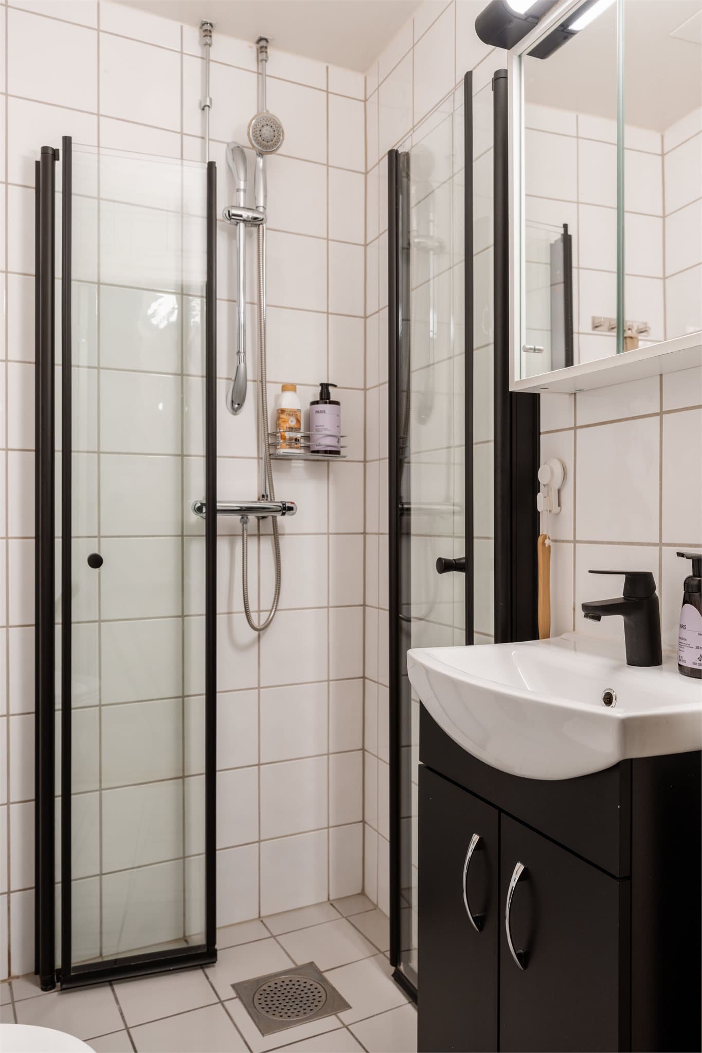 Badet er arealeffektivt og funksjonelt innredet.