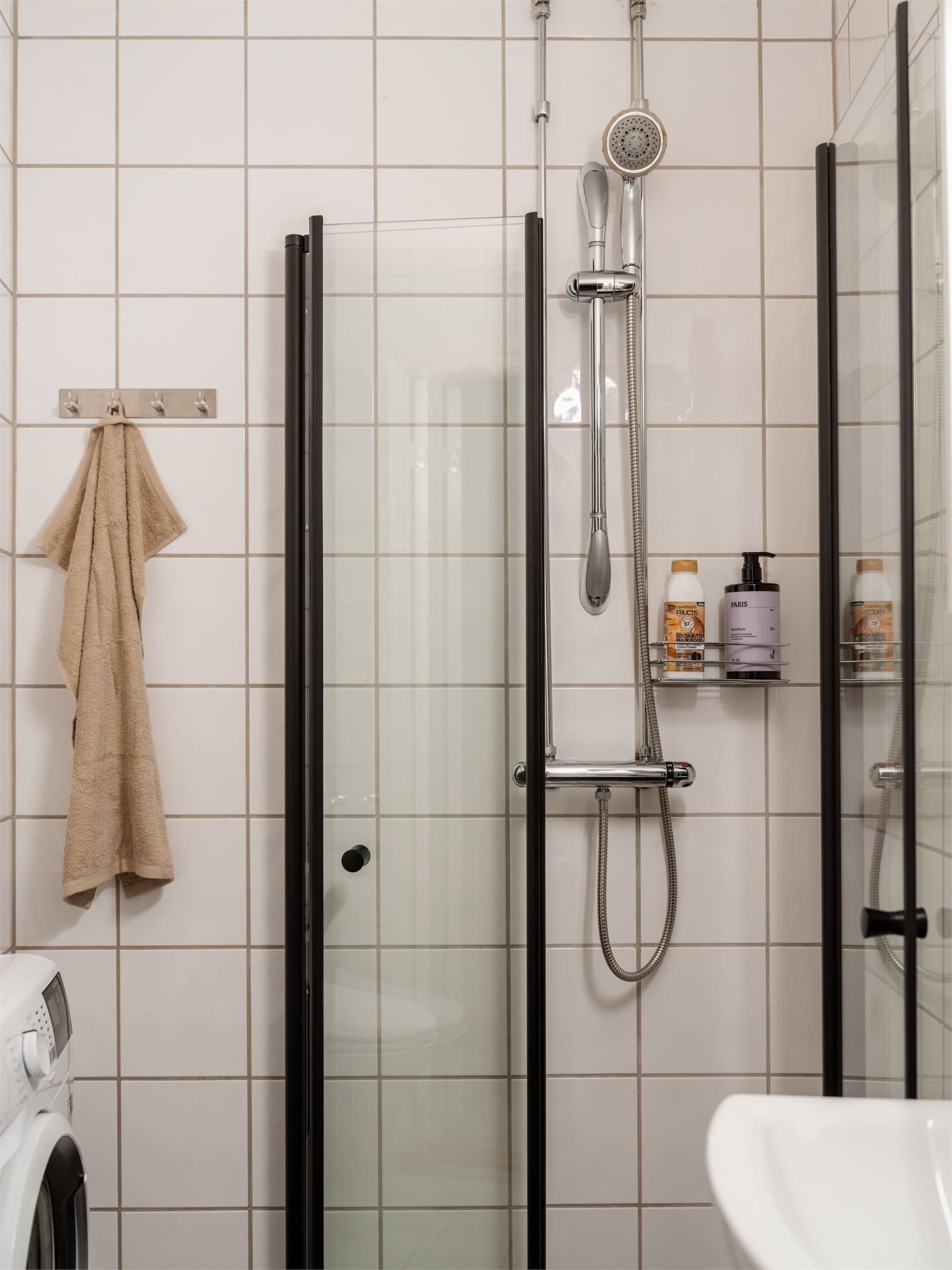 Dusjløsningen er plassbesparende og praktisk.