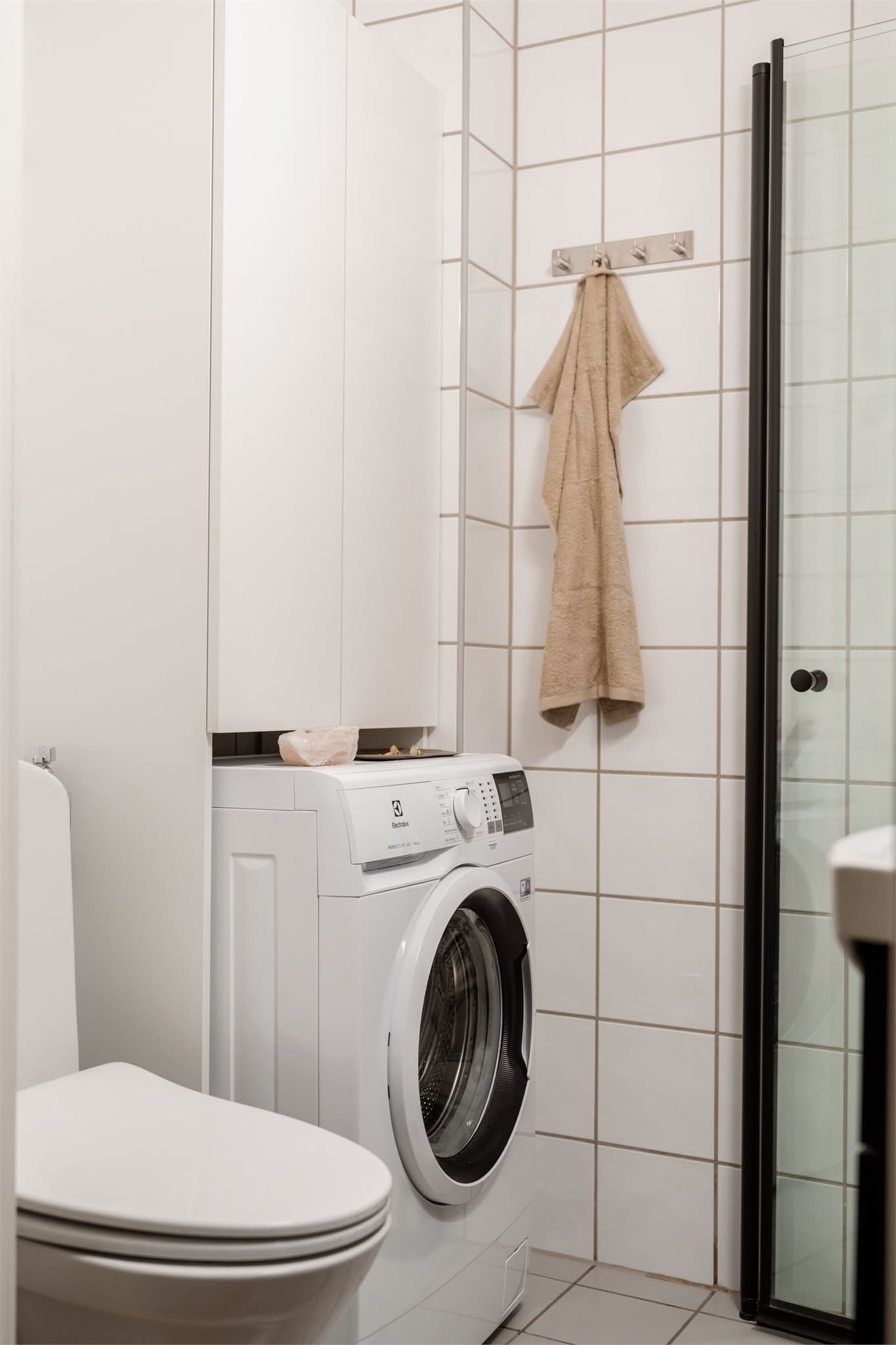 Det er opplegg for vaskemaskin, og et høyskap gir ekstra oppbevaringsplass.