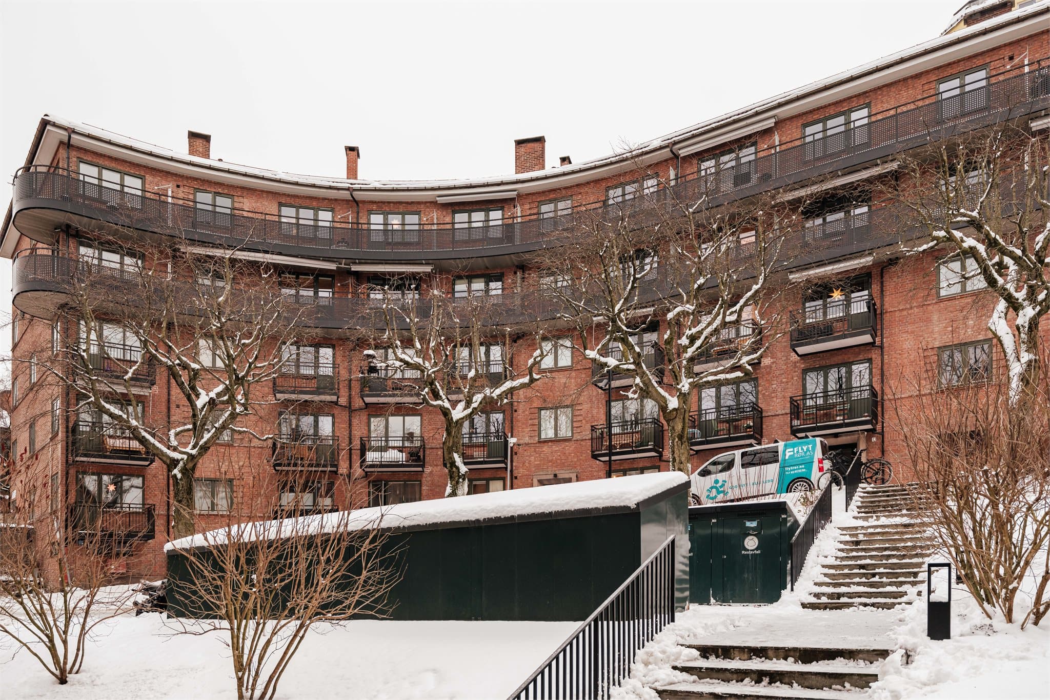 Leiligheten ligger i en klassisk bygård med karakteristisk teglsteinsfasade.