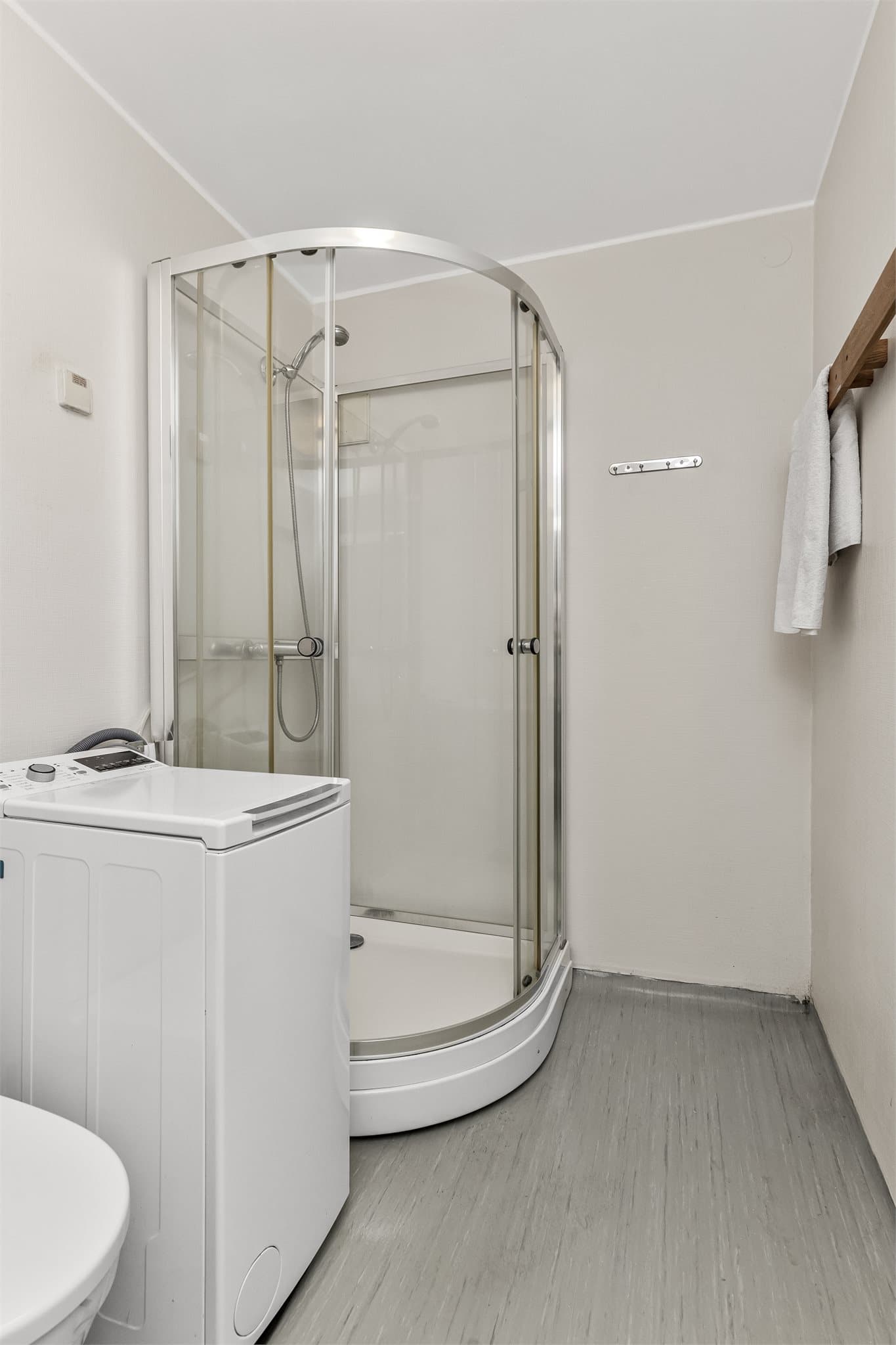 Det er installert nytt toalett i 2024. Badet er ellers utstyrt med dusjkabinett og opplegg for vaskemaskin - en praktisk løsning for hverdagen.