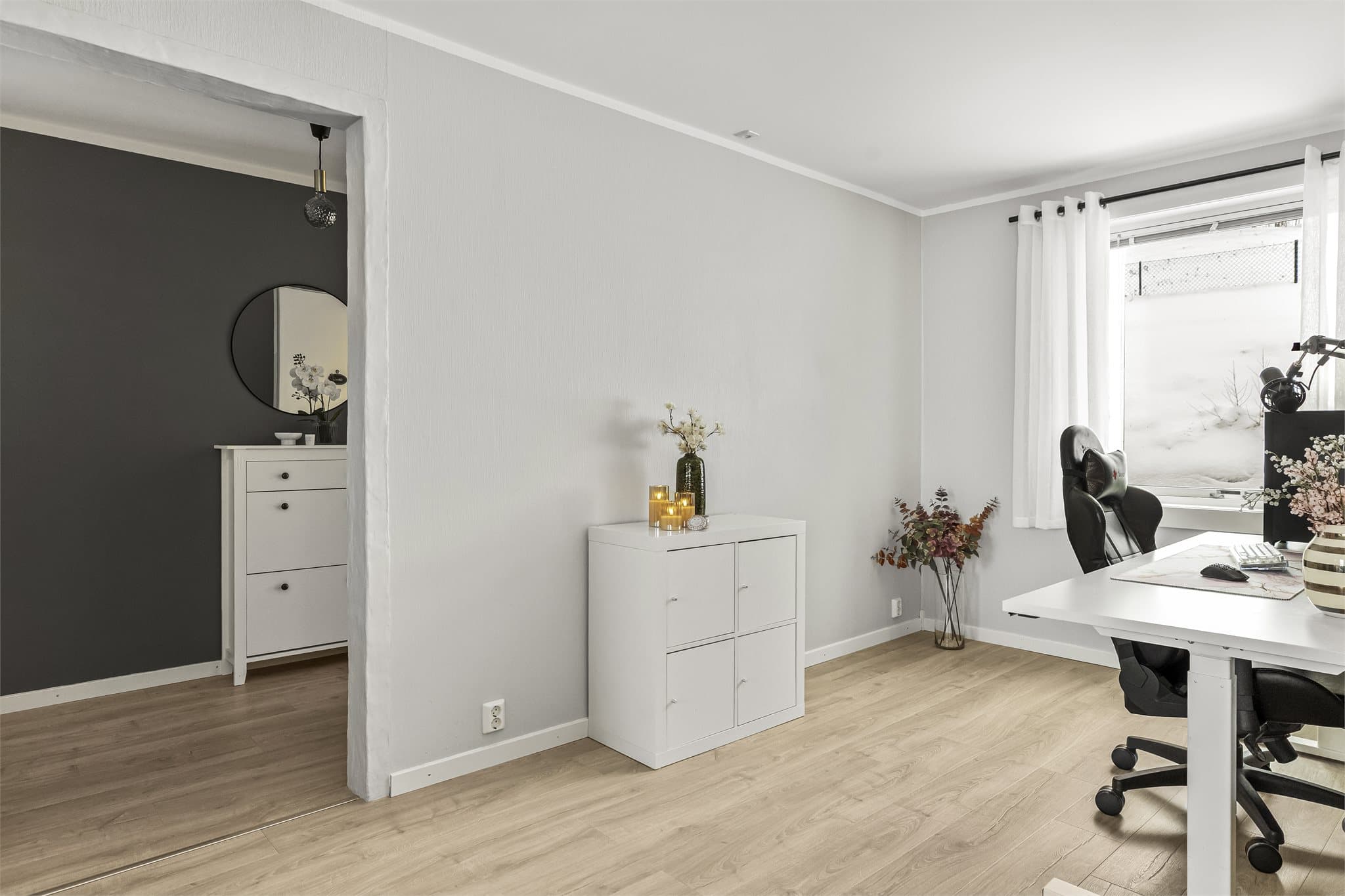 Stueløsningen byr på flere muligheter, en del av stuen brukes i dag til arbeidsstasjon.