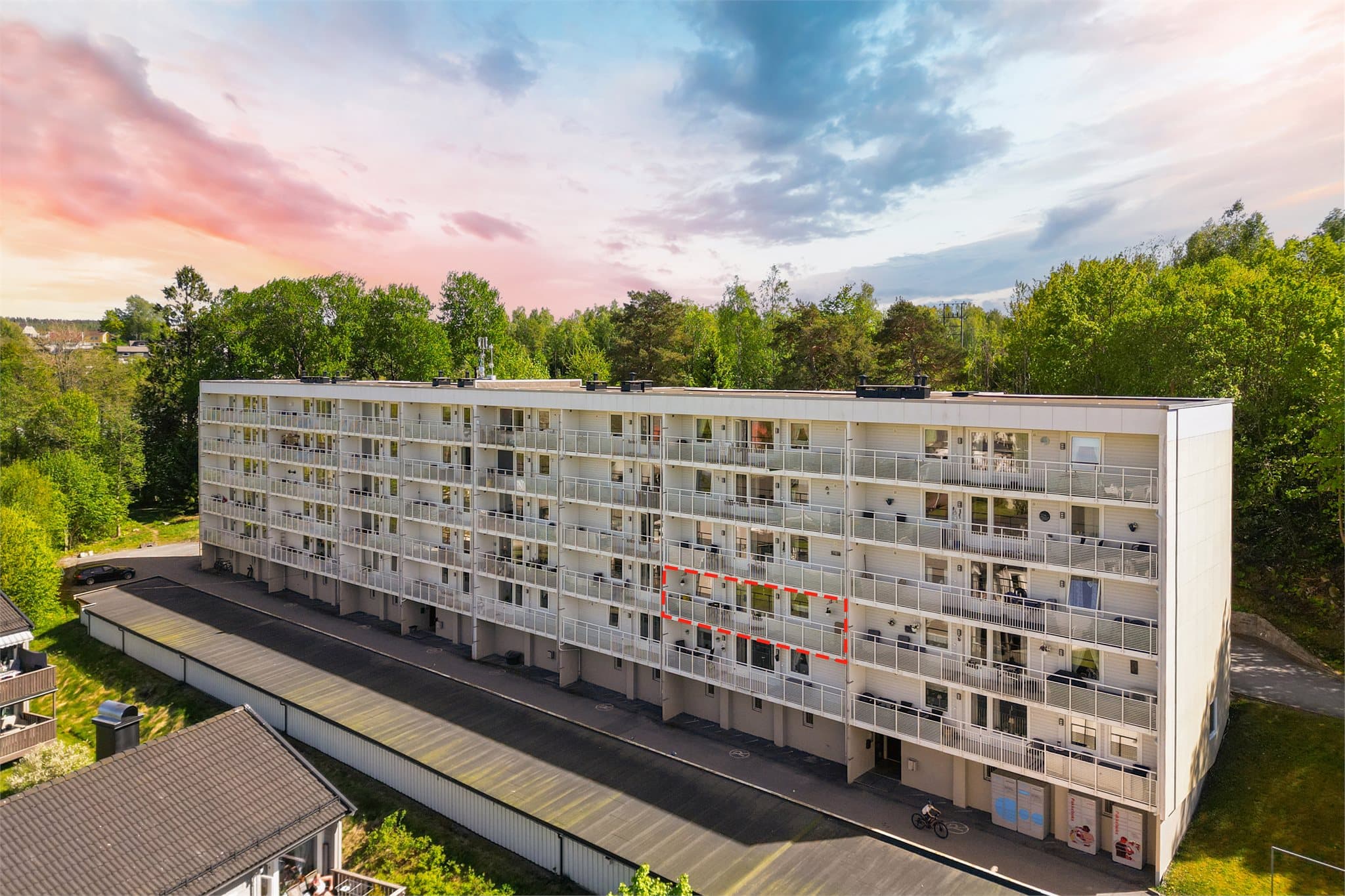 Leiligheten ligger i et etablert boligområde på i Tistedal, ca. 4 km fra Halden sentrum. Beliggenheten gir en kombinasjon av ro og nærhet til byens tilbud.