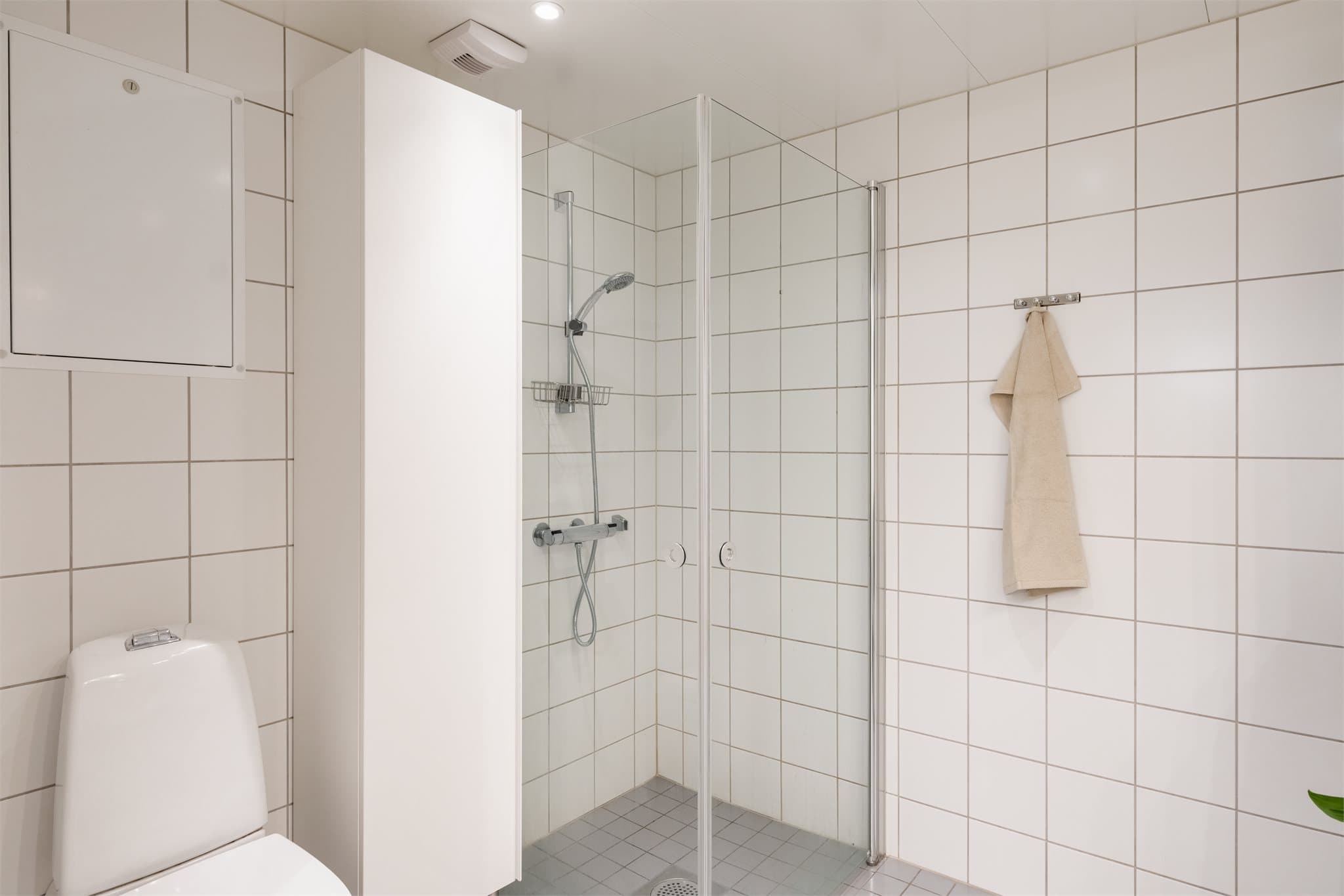 Badet er en prefabrikkert våtromskabin fra byggeåret 2015, med avtrekk via balansert ventilasjonsanlegg.