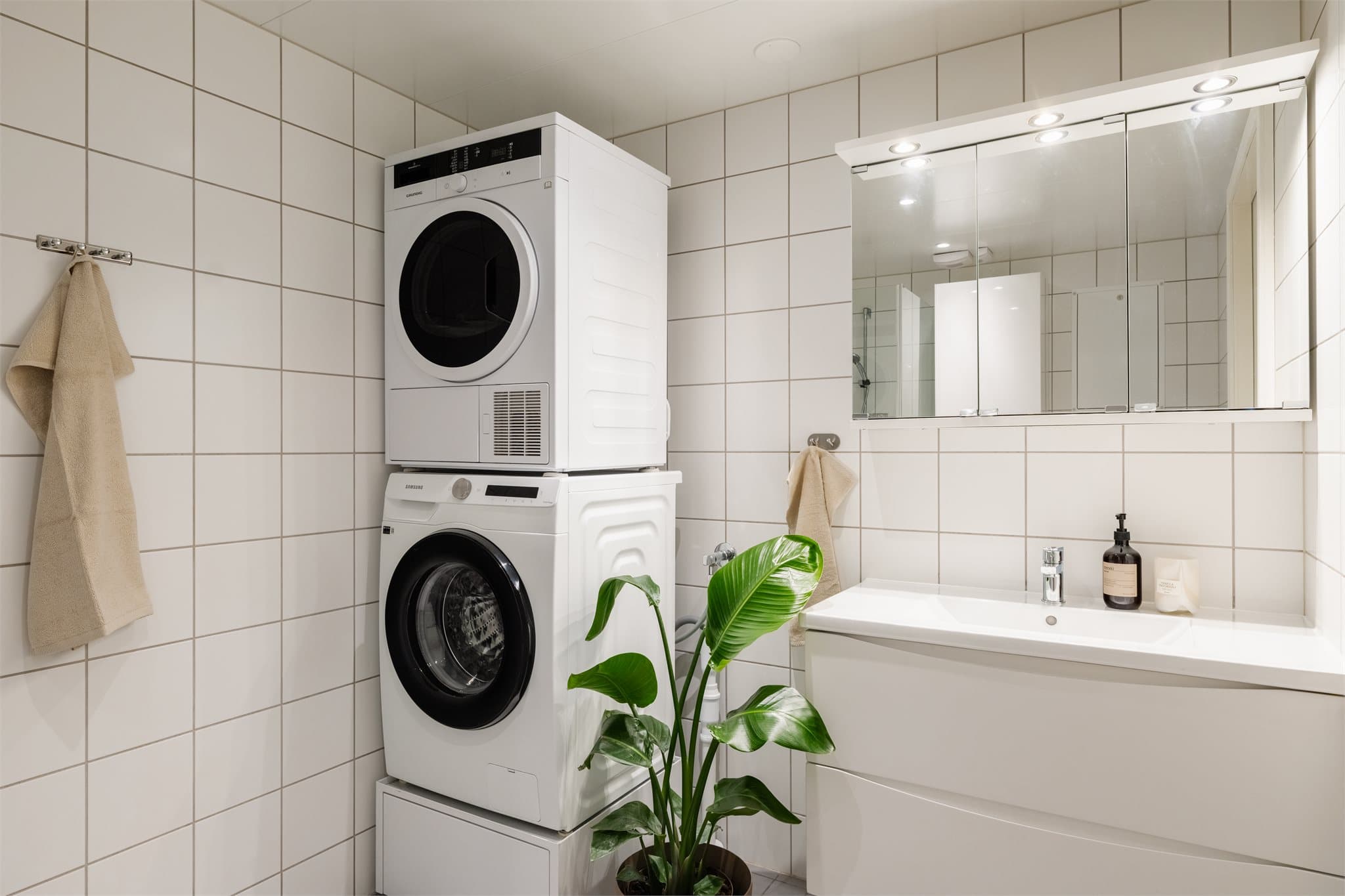Innredning med servant og speilskap gir god oppbevaringsplass på badet.