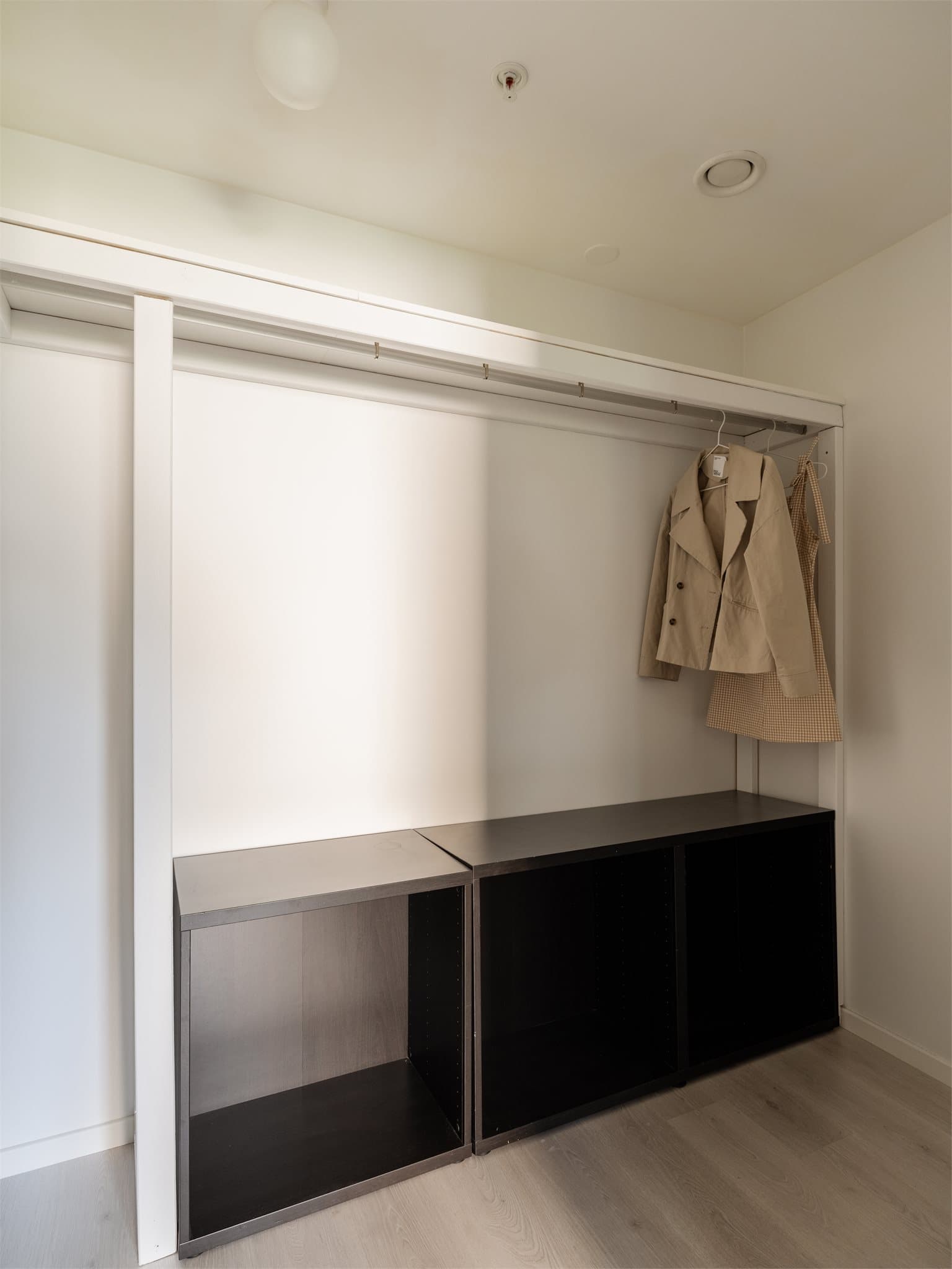 Rommet har en praktisk innvendig bod, ideell som walk-in garderobe.