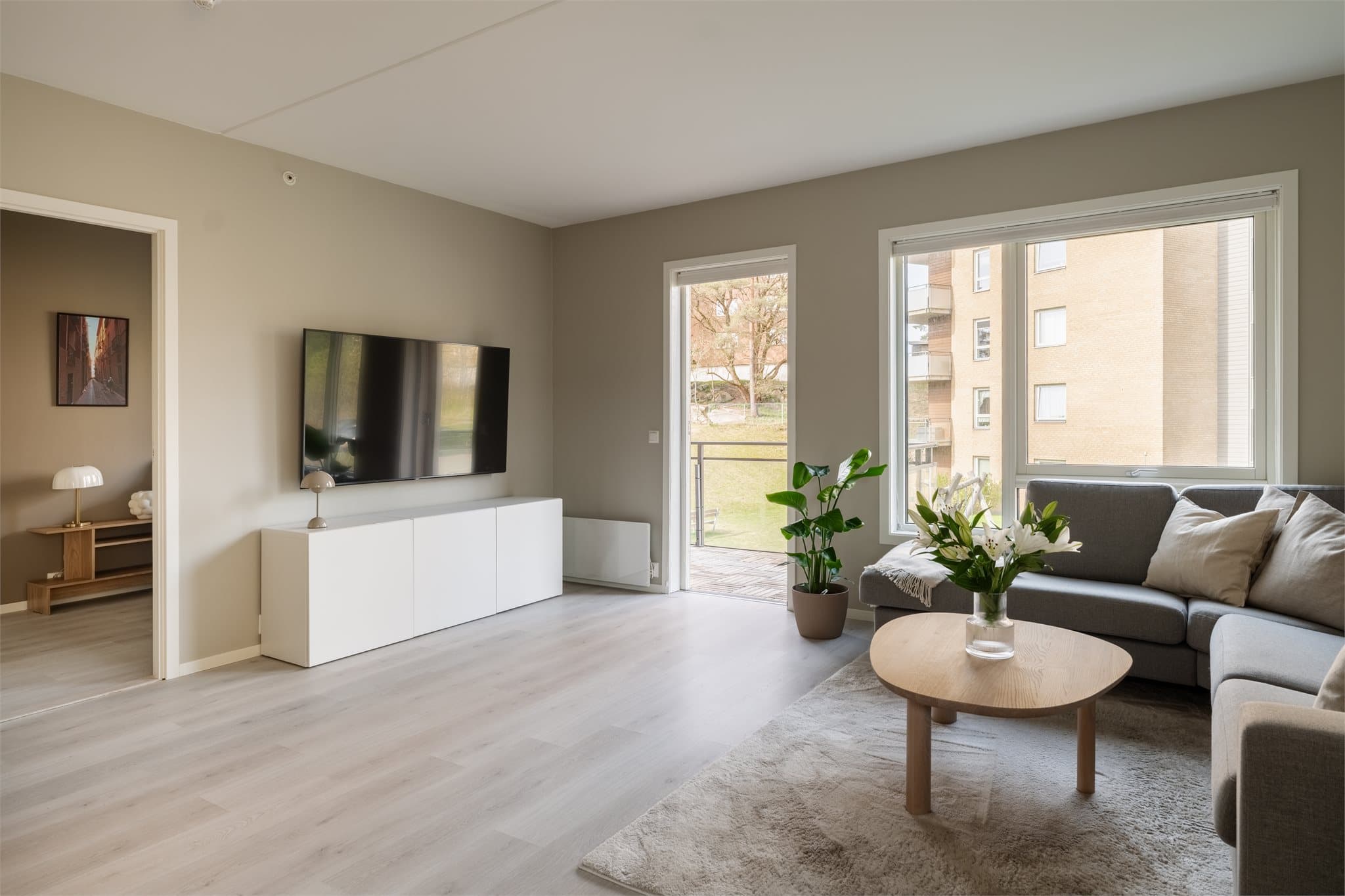 Takhøyden på ca. 2,59 meter og vinduer med isolerglass fra byggeåret gir en god romfølelse.