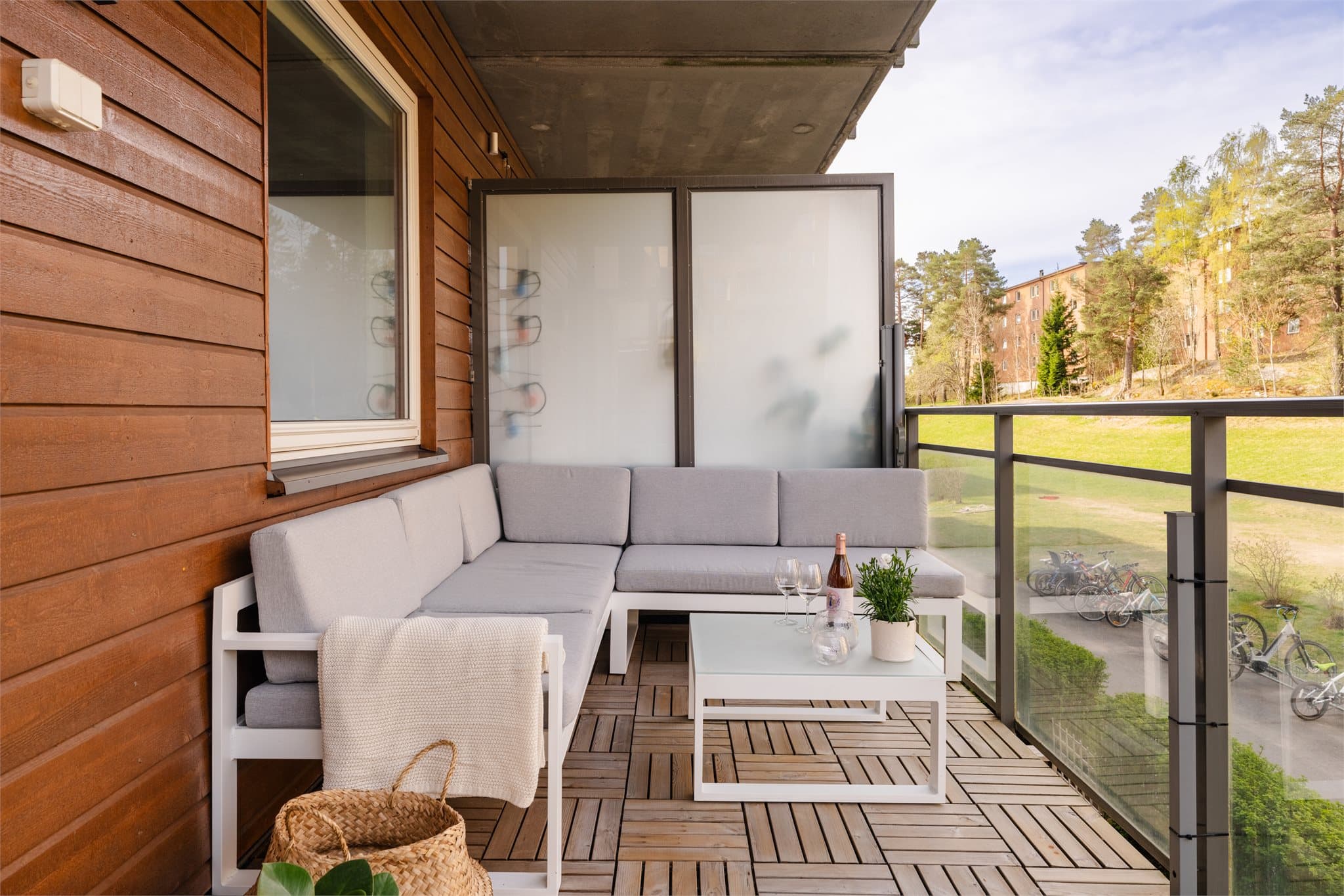 Balkongen er en fin forlengelse av stuen, med plass til utemøbler, grill og planter.