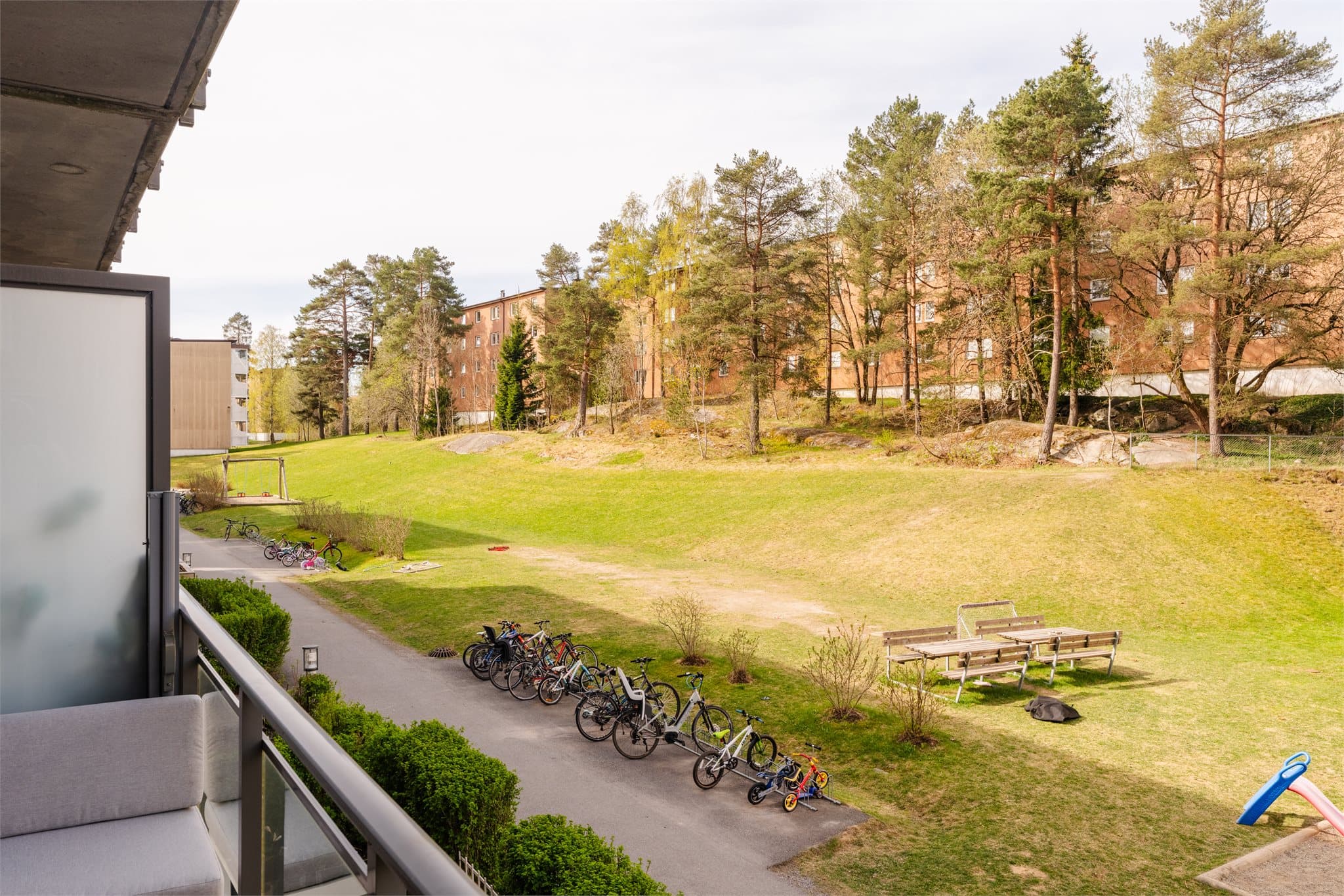 Borettslaget har tilrettelagt for sykkelparkering på fellesområdene.