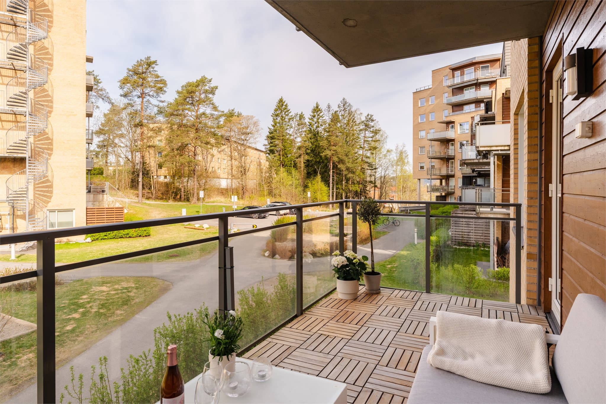 Balkongen har gode solforhold. Et moderne glassrekkverk bidrar til et luftig uttrykk og gode lysforhold.