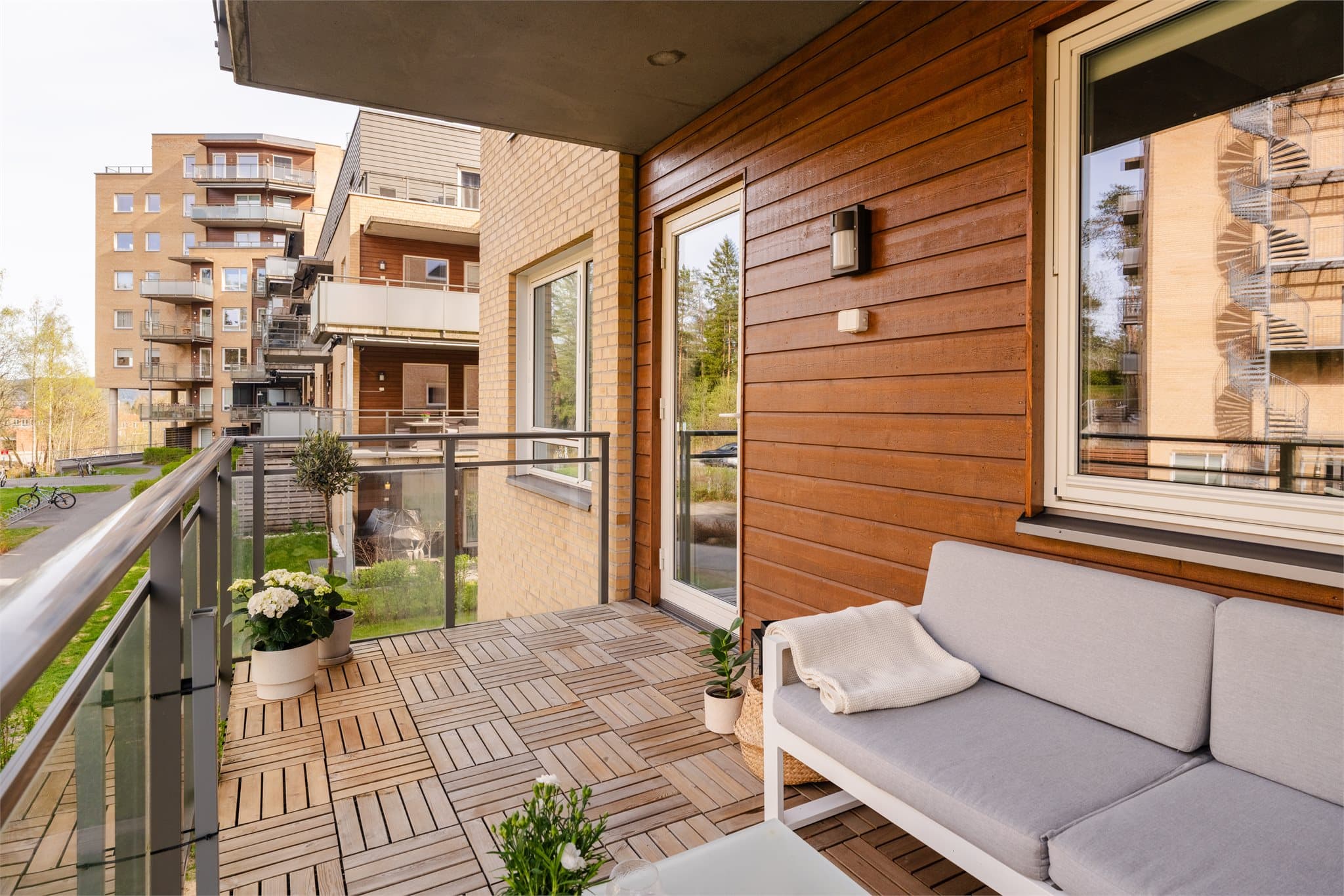Fra stuen er det utgang til en romslig og vestvendt balkong på ca. 9 m² med god plass til en sittegruppe og grill. Balkongen vender ut mot grønne og velholdte fellesarealer.