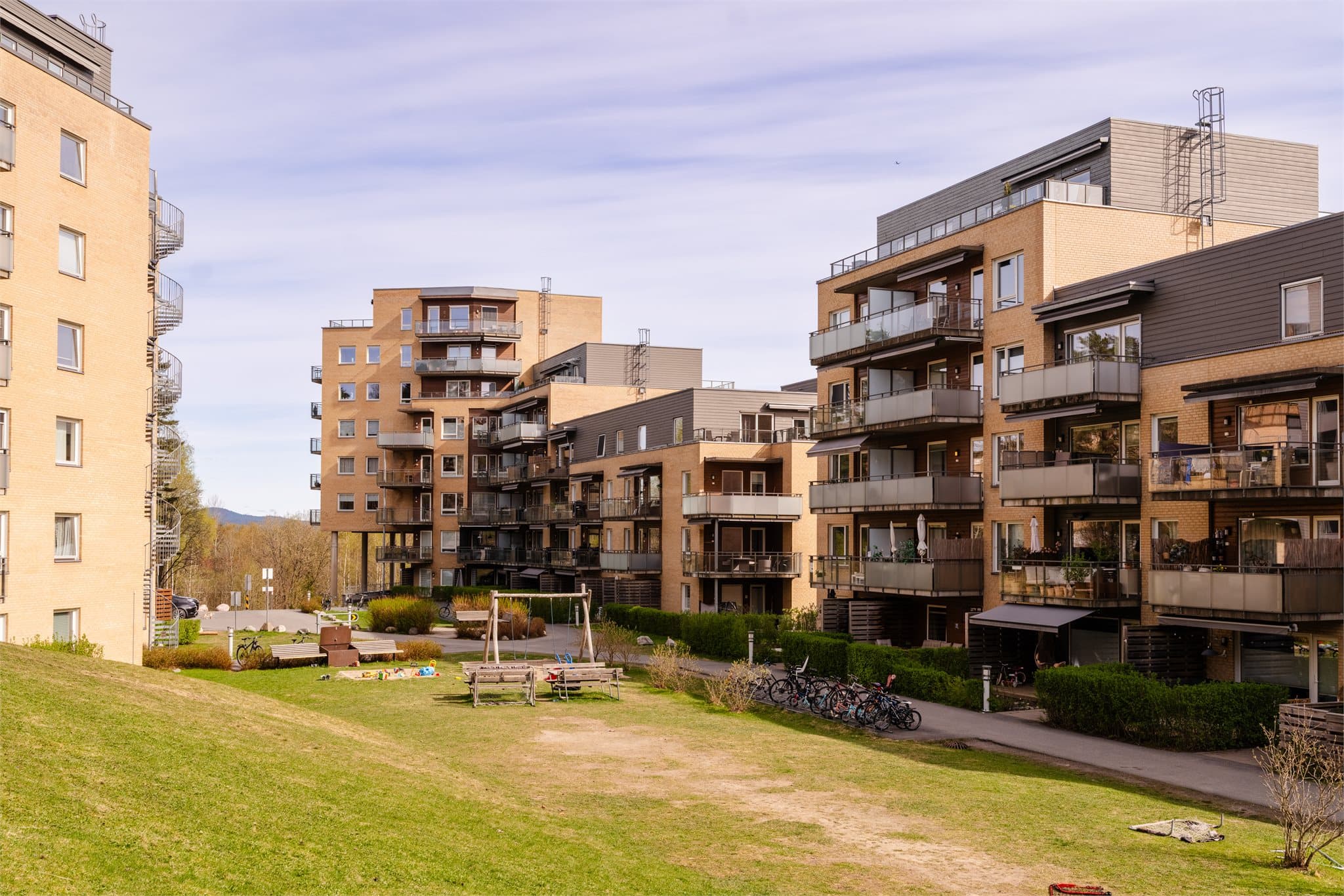 Borettslaget har store, grønne fellesarealer med lekeplasser for de minste.