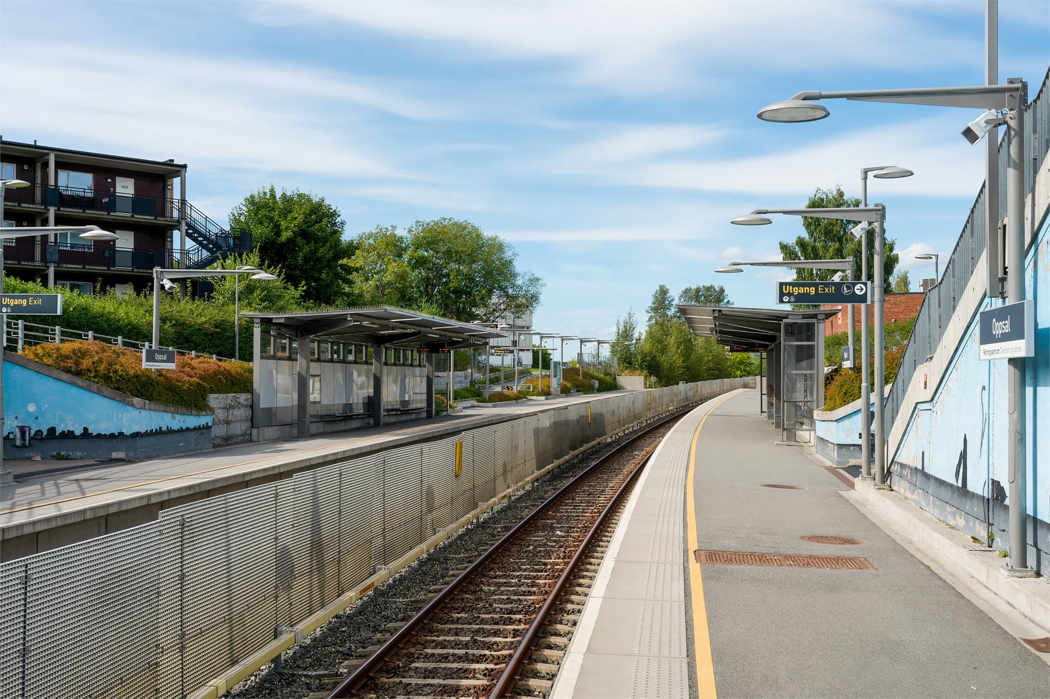 Området har gode kollektivforbindelser, med bussholdeplass to minutter unna og kort vei til T-banen.