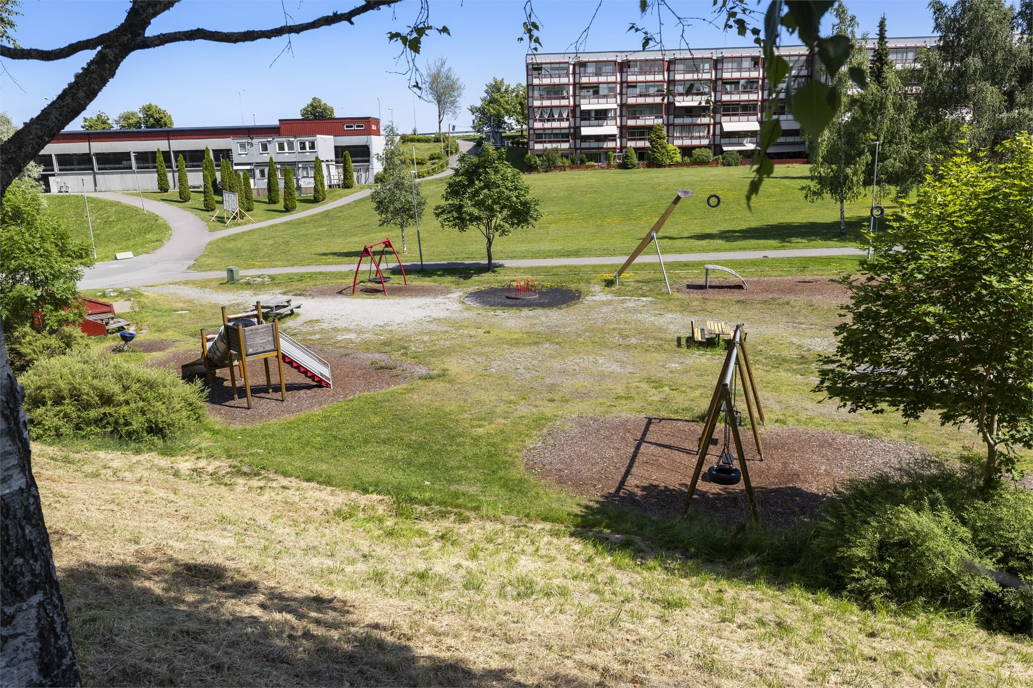 Lekeplass for de minste rett utenfor døren.