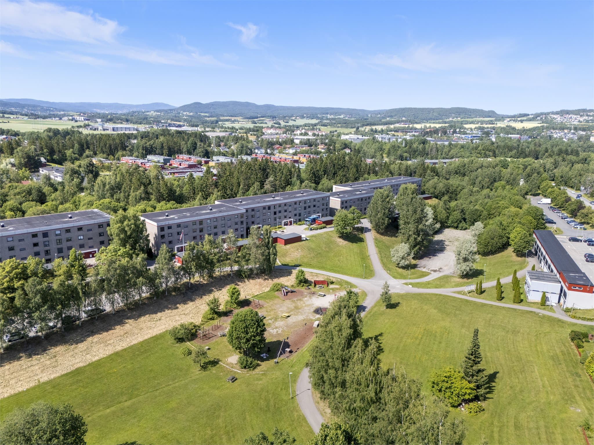 Her bor man med nærhet til skoler, barnehager, offentlig kommunikasjon og et rikt utvalg av servicetilbud.