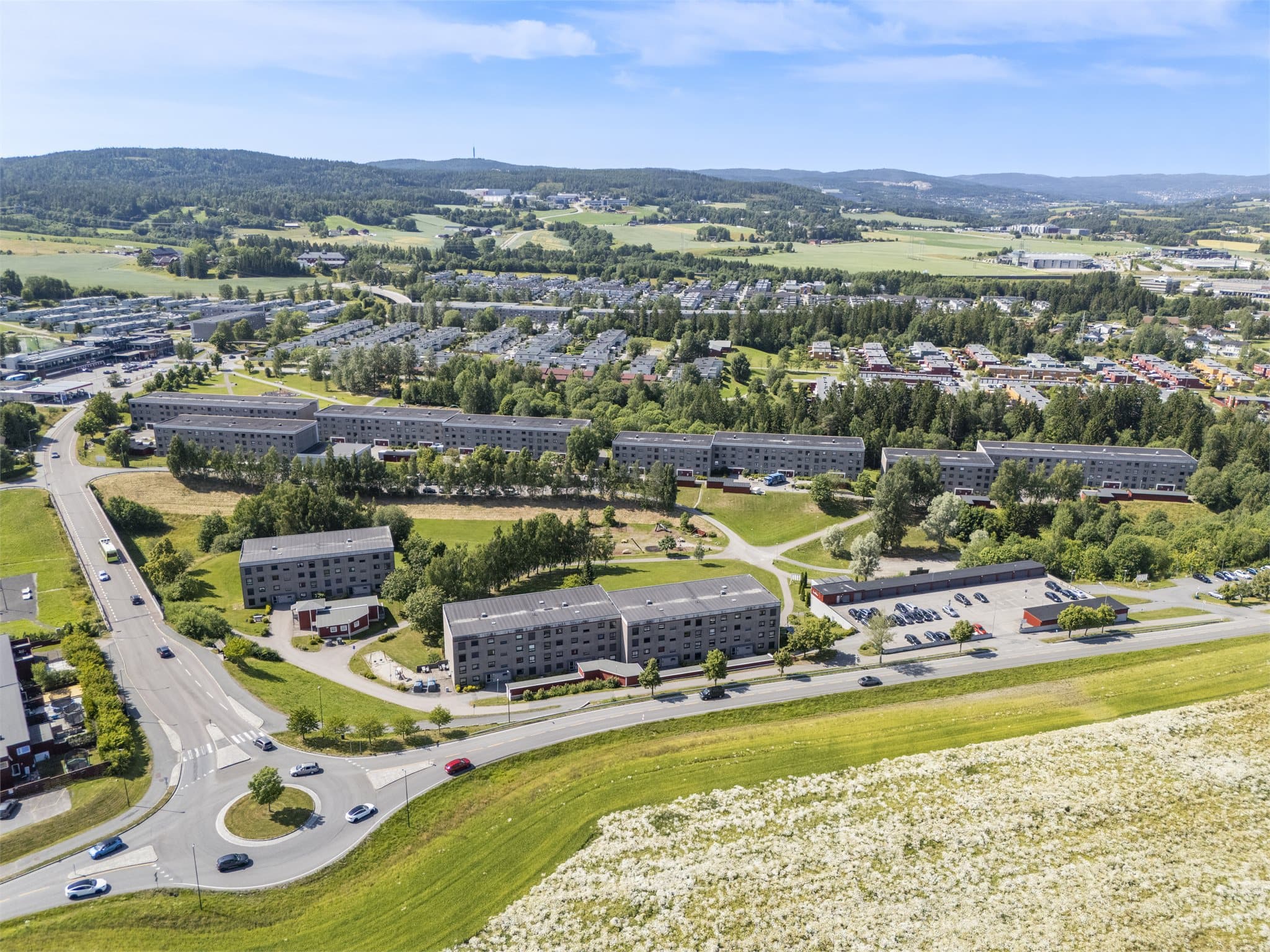 Nærmeste bussholdeplass er "Nordens vei" eller "Skjetten senter". Begge bussholdeplassene ligger i gangavstand til leiligheten.