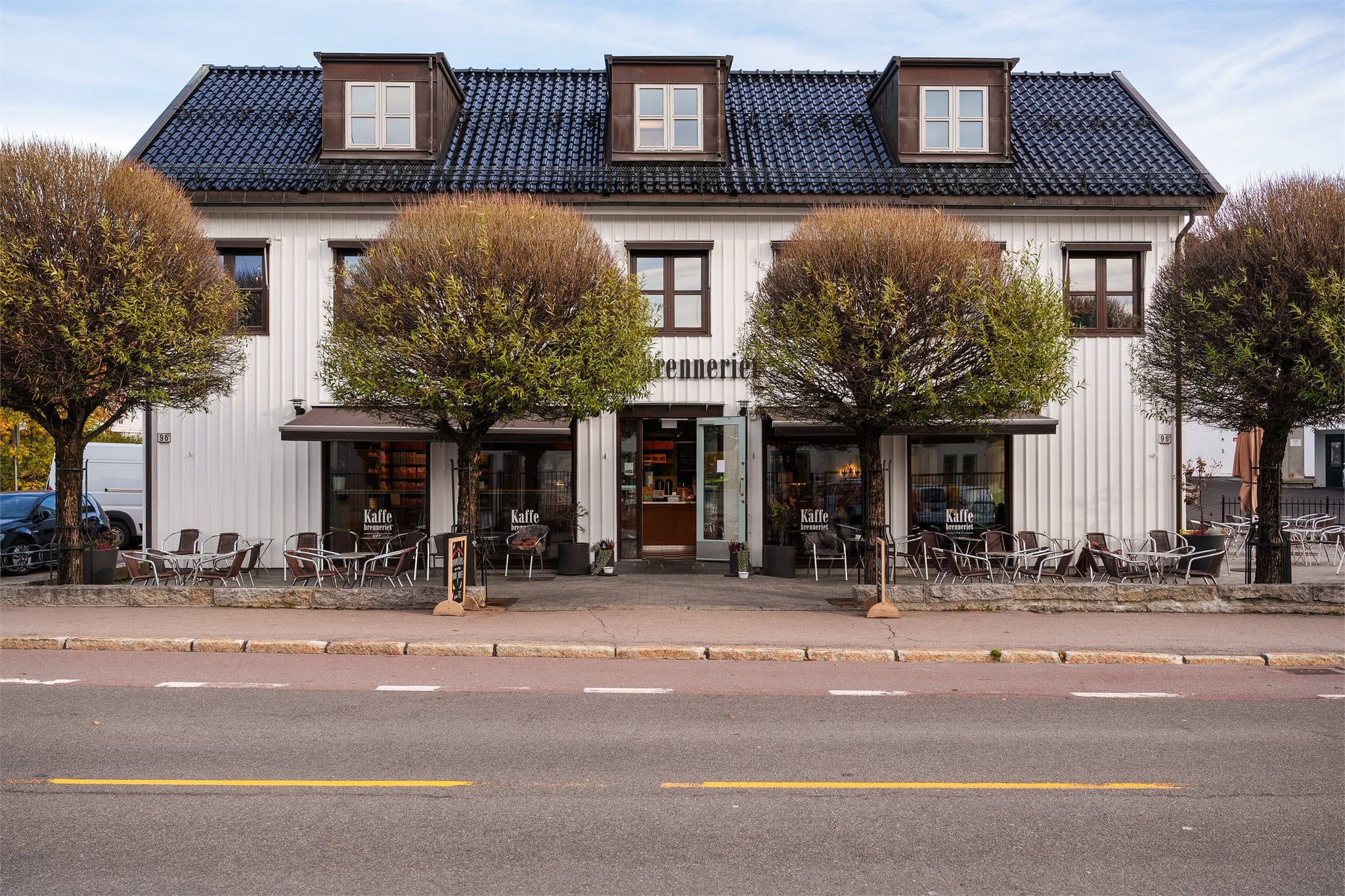 Nærområdet byr på hyggelige serveringssteder og kafeer for en urban livsstil.