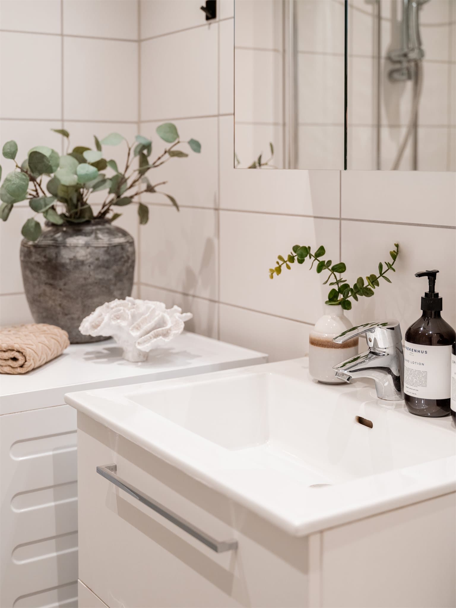 Her er det elektrisk gulvvarme for komfort, vegghengt toalett og opplegg for vaskemaskin.