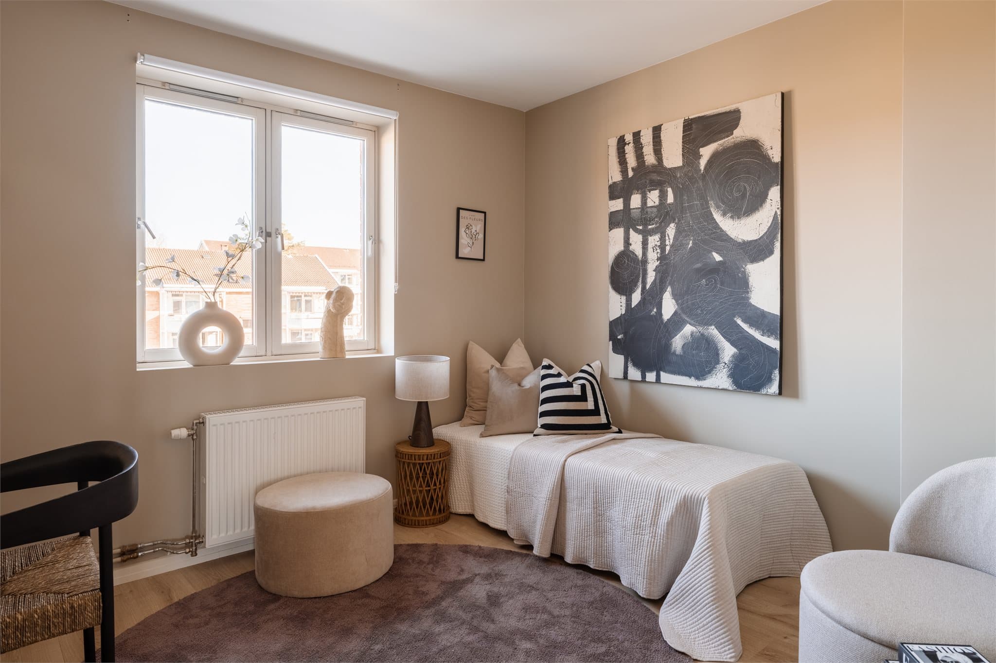 Leilighetens andre soverom er ideelt som barnerom, gjesterom eller kontor.